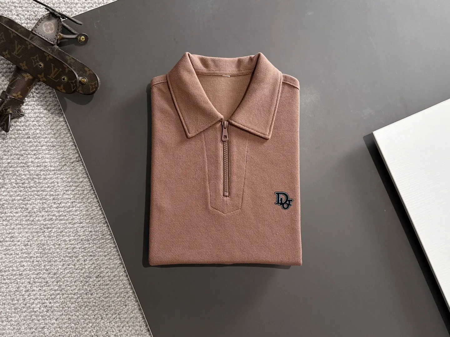 🅿️330 shipped the next day. High version DIOR/Dior 25ss spring and summer new high-definition pique cotton T-shirt. Made in Italy with imported machines. Truly luxurious and high-quality. 1:1COPY with eyes closed. Heavy combed fabrics, high-strength and heavy-weight fabrics feel substantial when weighed. The upper body is also more textured than ordinary T-shirts and is not easy to deform. This texture can cope with the weather. It absorbs sweat and is breathable, suitable for both hot and cold conditions! Perfectly produced with reference to the original stitch and stitch! The loose fit design is super noble. Custom-woven signature ribbed collar, cuffs, and hem. Really rare and rare goods Size: M-XXXL