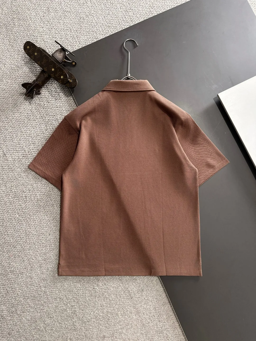🅿️330 shipped the next day. High version DIOR/Dior 25ss spring and summer new high-definition pique cotton T-shirt. Made in Italy with imported machines. Truly luxurious and high-quality. 1:1COPY with eyes closed. Heavy combed fabrics, high-strength and heavy-weight fabrics feel substantial when weighed. The upper body is also more textured than ordinary T-shirts and is not easy to deform. This texture can cope with the weather. It absorbs sweat and is breathable, suitable for both hot and cold conditions! Perfectly produced with reference to the original stitch and stitch! The loose fit design is super noble. Custom-woven signature ribbed collar, cuffs, and hem. Really rare and rare goods Size: M-XXXL