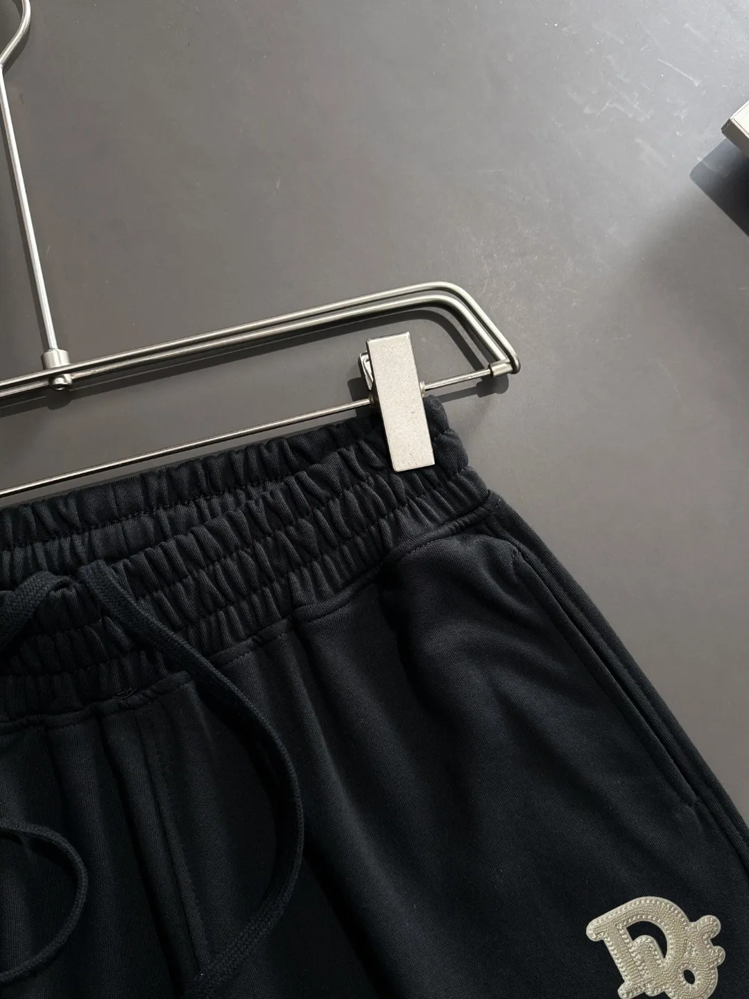 🅿️330 Next day shipping High-end goods Dior 2025 new spring and summer elastic band casual solid color loose shorts, the hem of the trousers is stitched with two stitches, the stitching is fine and firm, the fabric is customized at the counter, has high breathability and comfort, and the details are impeccable. The design concept of brand elements reflects high quality. It feels delicate and soft! It presents a casual cut and the upper body shape is great! Size: S-XXL