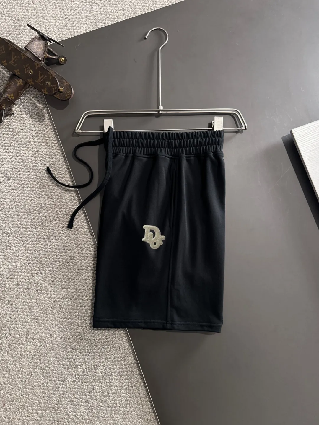 🅿️330 Next day shipping High-end goods Dior 2025 new spring and summer elastic band casual solid color loose shorts, the hem of the trousers is stitched with two stitches, the stitching is fine and firm, the fabric is customized at the counter, has high breathability and comfort, and the details are impeccable. The design concept of brand elements reflects high quality. It feels delicate and soft! It presents a casual cut and the upper body shape is great! Size: S-XXL