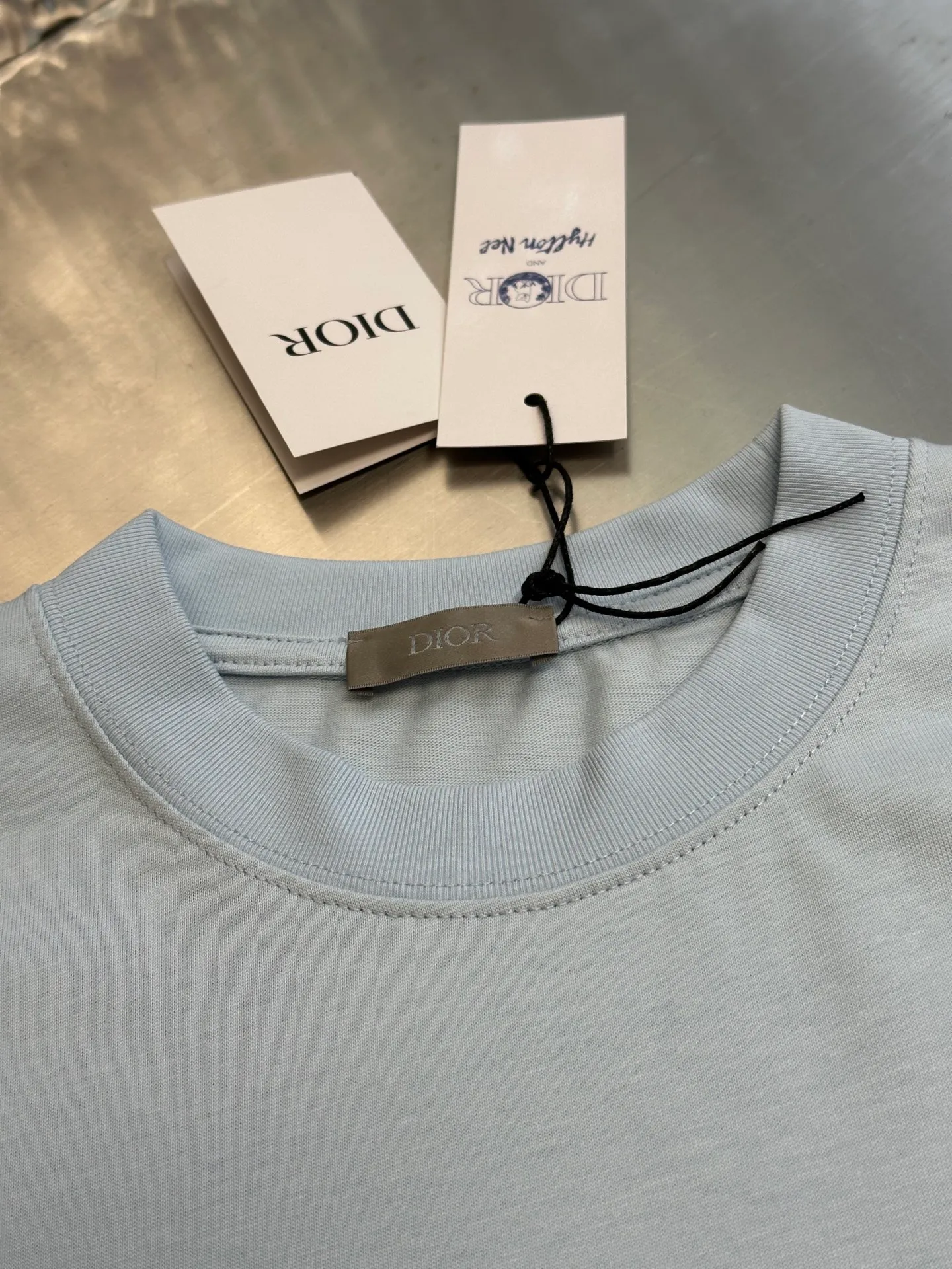 🅿️240 4-day pre-sale DIOR 25 joint short-sleeve This T-shirt displays the logo from this season’s DIOR AND HYLTON NEL joint series. Crafted from blue cotton jersey, it has a classic silhouette with a ribbed crew neck and embroidery on the chest for added style.  size：xs s m l