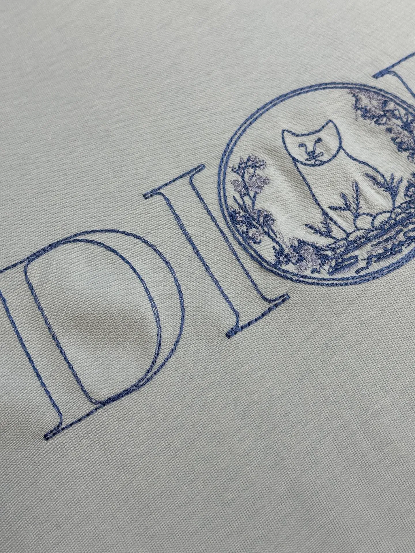 🅿️240 4-day pre-sale DIOR 25 joint short-sleeve This T-shirt displays the logo from this season’s DIOR AND HYLTON NEL joint series. Crafted from blue cotton jersey, it has a classic silhouette with a ribbed crew neck and embroidery on the chest for added style.  size：xs s m l
