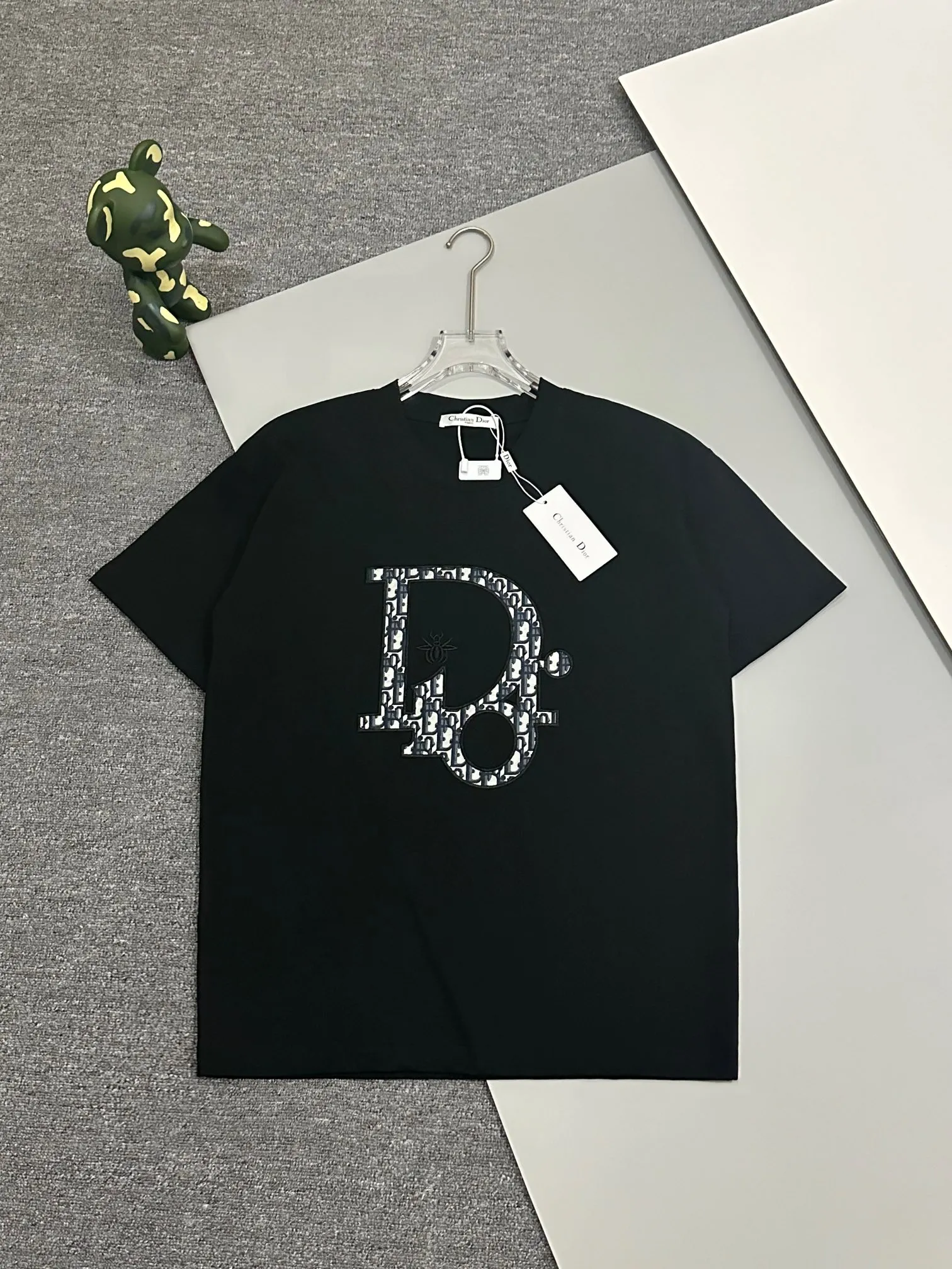 🅿️190 [Higher version] Dior Dior 2025 new patch patch little bee embroidery couple style round neck 32 count 280g combed fabric. 🔥Original fabric, full-print patch embroidery on the front and back, the same style as the internet celebrity. It feels very comfortable, fashionable and individual. It is super versatile and looks great for both men and women in autumn. It is a must-have for everyone. Original packaging, hang tag, collar label, washed wheat, complete👍. Color: black white. Size: S to xL