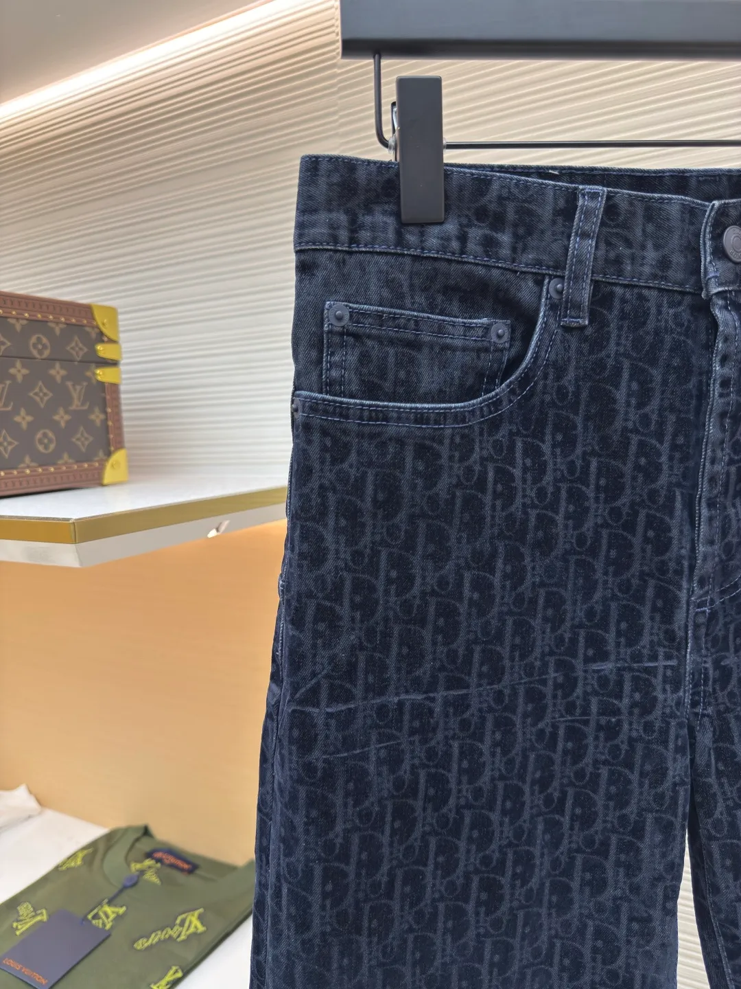 Diorx KAWS co-branded jeans ●Authentic product: Purchased and developed by 15869 ●Item number: 1680583-B70 ●Material: blended denim ●Technology: embroidered patches ●Version: fitted version ●Weight: about 640 grams ●Size: 29-30-32-34-36 ●Description: Made of customized blue cotton blended denim fabric, pocket design on both sides of the front panel, custom Dior lettering leather patch on the rear, and rear hip decoration DIOR AND KAWS embroidery design reinterprets the Dior logo with a colorful snake shape. The placket is molded to customize Dior letter buttons of the same color. The whole body is decorated with Oblique printing of the same color. It is truly a 1:1 copy. Close your eyes and enter.