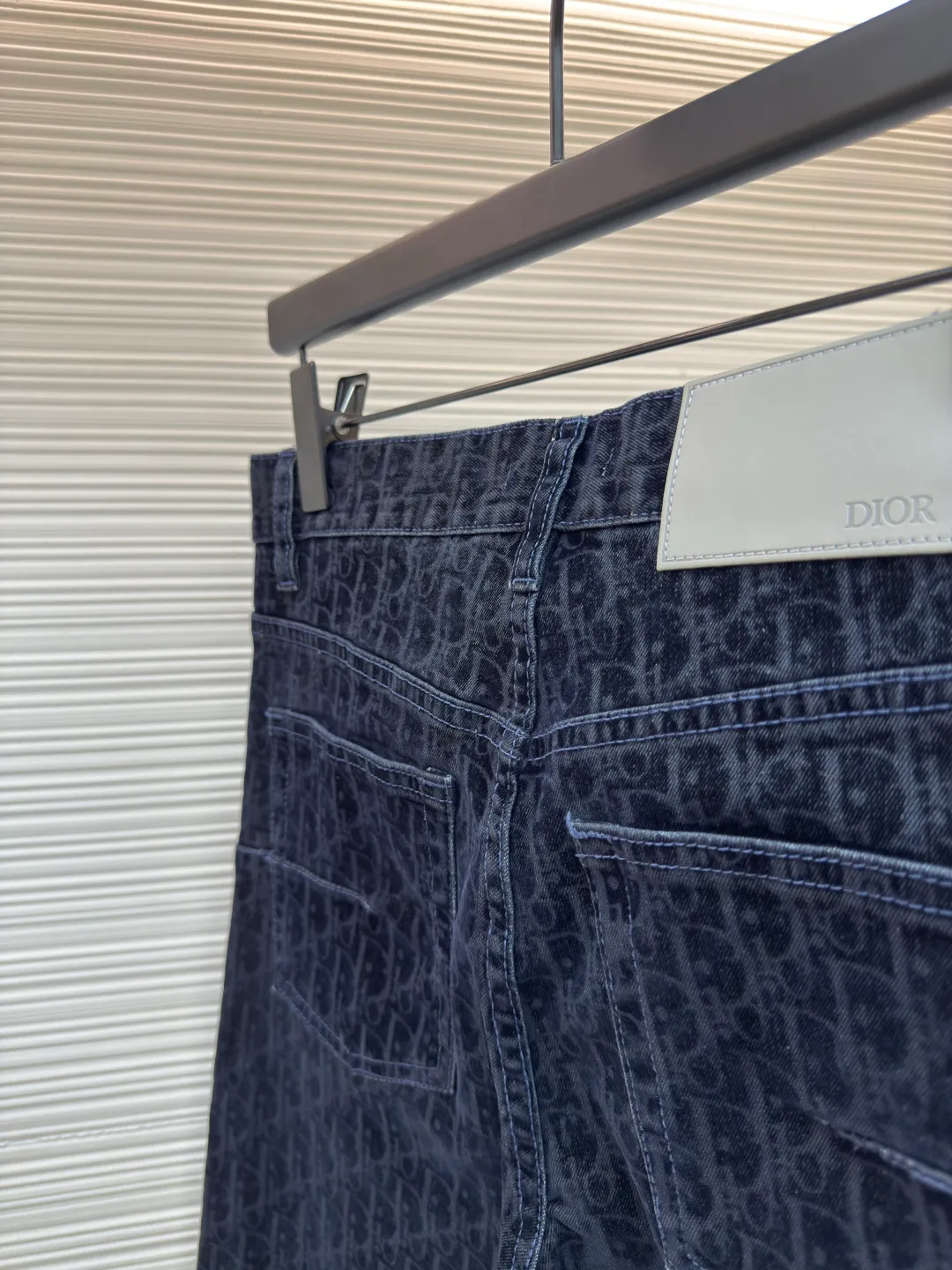 Diorx KAWS co-branded jeans ●Authentic product: Purchased and developed by 15869 ●Item number: 1680583-B70 ●Material: blended denim ●Technology: embroidered patches ●Version: fitted version ●Weight: about 640 grams ●Size: 29-30-32-34-36 ●Description: Made of customized blue cotton blended denim fabric, pocket design on both sides of the front panel, custom Dior lettering leather patch on the rear, and rear hip decoration DIOR AND KAWS embroidery design reinterprets the Dior logo with a colorful snake shape. The placket is molded to customize Dior letter buttons of the same color. The whole body is decorated with Oblique printing of the same color. It is truly a 1:1 copy. Close your eyes and enter.