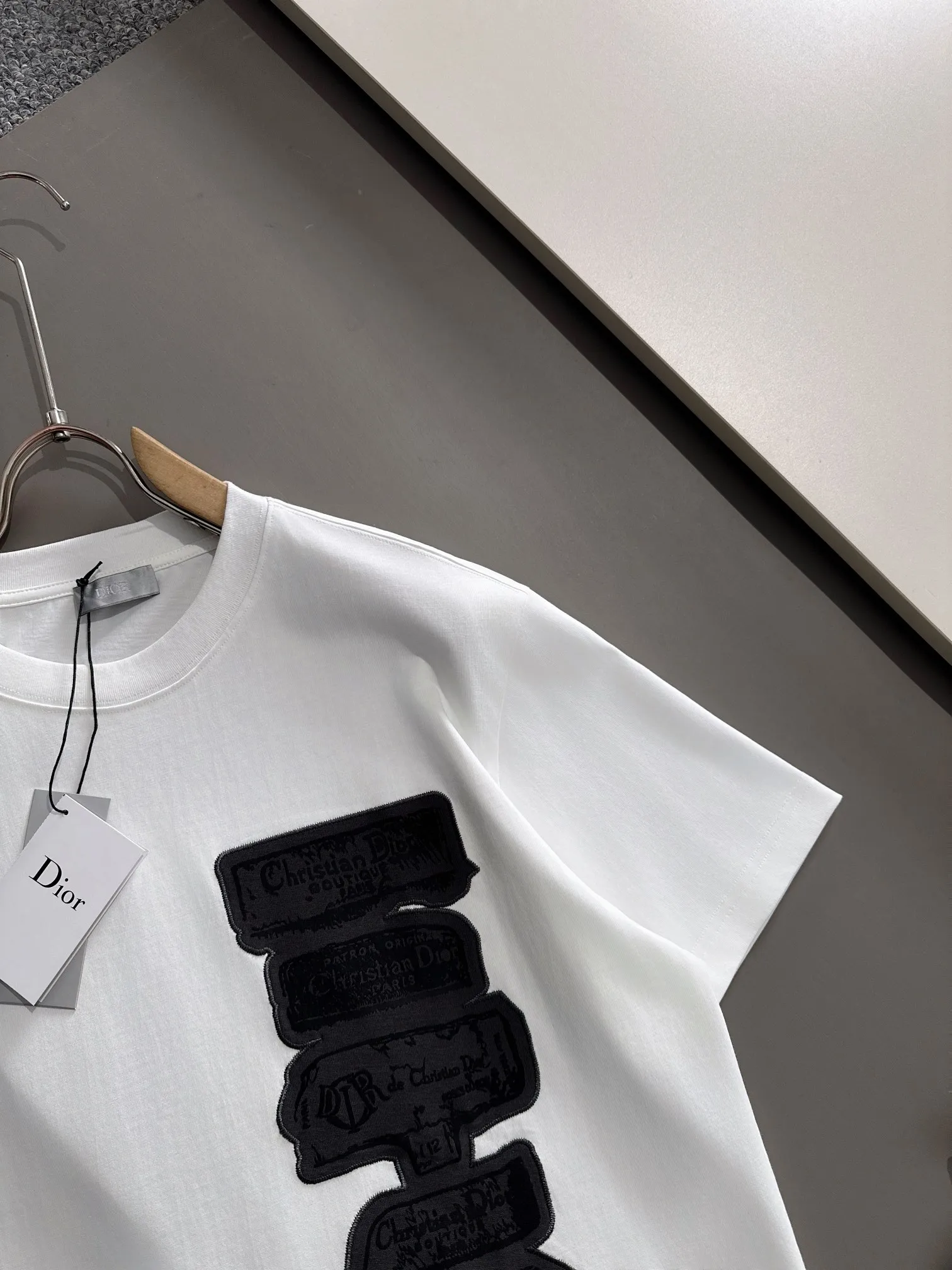 🅿️170 (arrives the next day) Dior 2025 new multi-element CD patch embroidered letter logo, same style for men and women, short-sleeved T-shirt ·Customized 260g 100% double yarn pure cotton fabric ·Design dyed 32 double-strand threads ·Collar label, hangtag, main mark and three labels complete Color: White Size: XS S M L