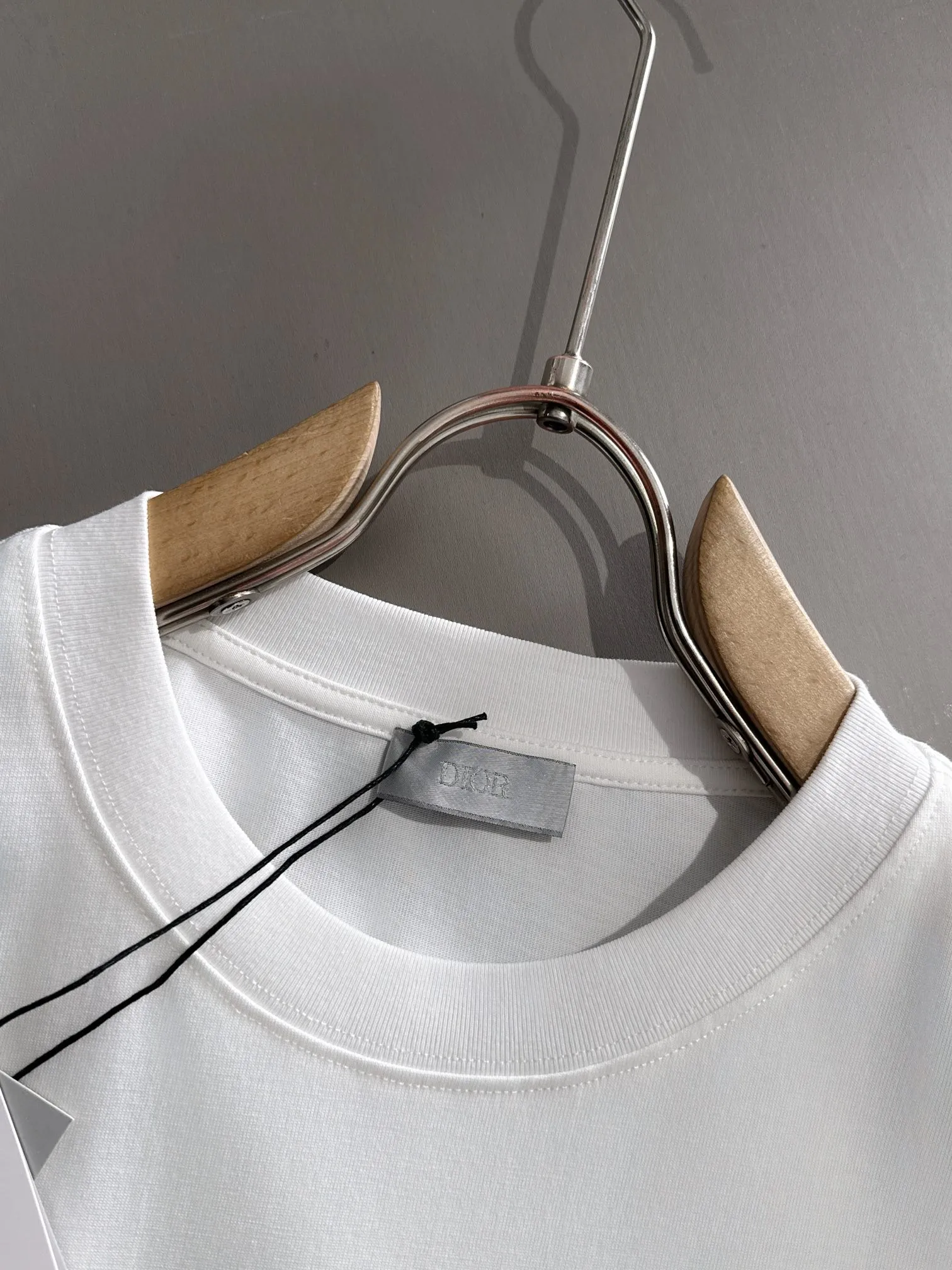 🅿️170 (arrives the next day) Dior 2025 new multi-element CD patch embroidered letter logo, same style for men and women, short-sleeved T-shirt ·Customized 260g 100% double yarn pure cotton fabric ·Design dyed 32 double-strand threads ·Collar label, hangtag, main mark and three labels complete Color: White Size: XS S M L