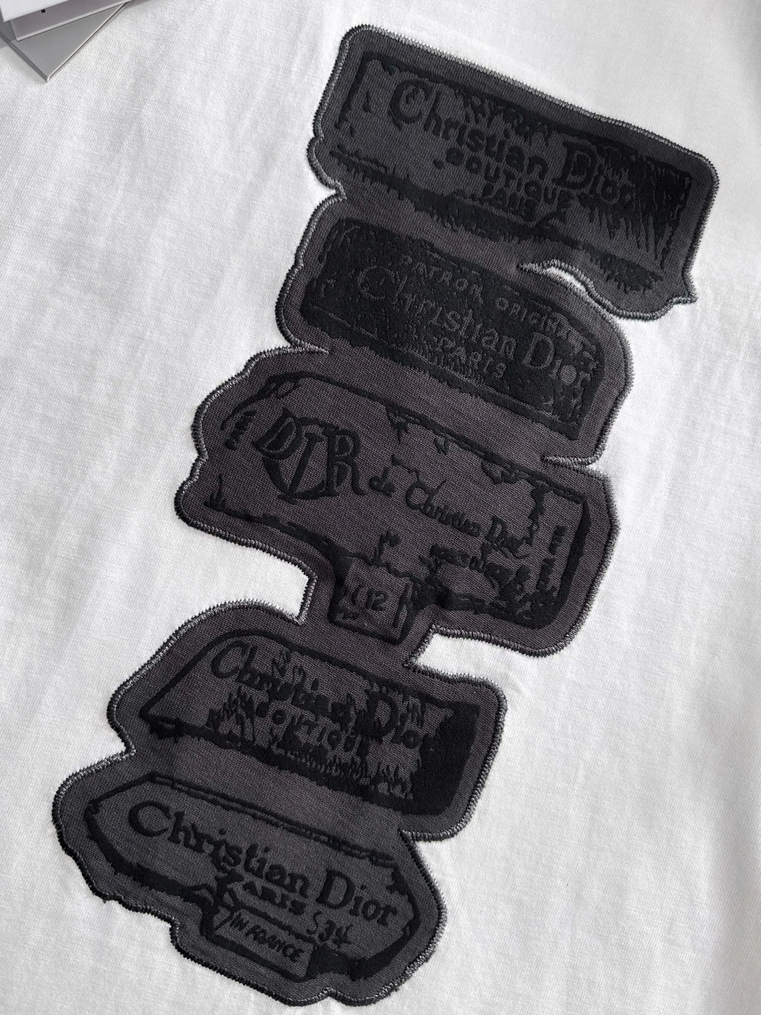 🅿️170 (arrives the next day) Dior 2025 new multi-element CD patch embroidered letter logo, same style for men and women, short-sleeved T-shirt ·Customized 260g 100% double yarn pure cotton fabric ·Design dyed 32 double-strand threads ·Collar label, hangtag, main mark and three labels complete Color: White Size: XS S M L