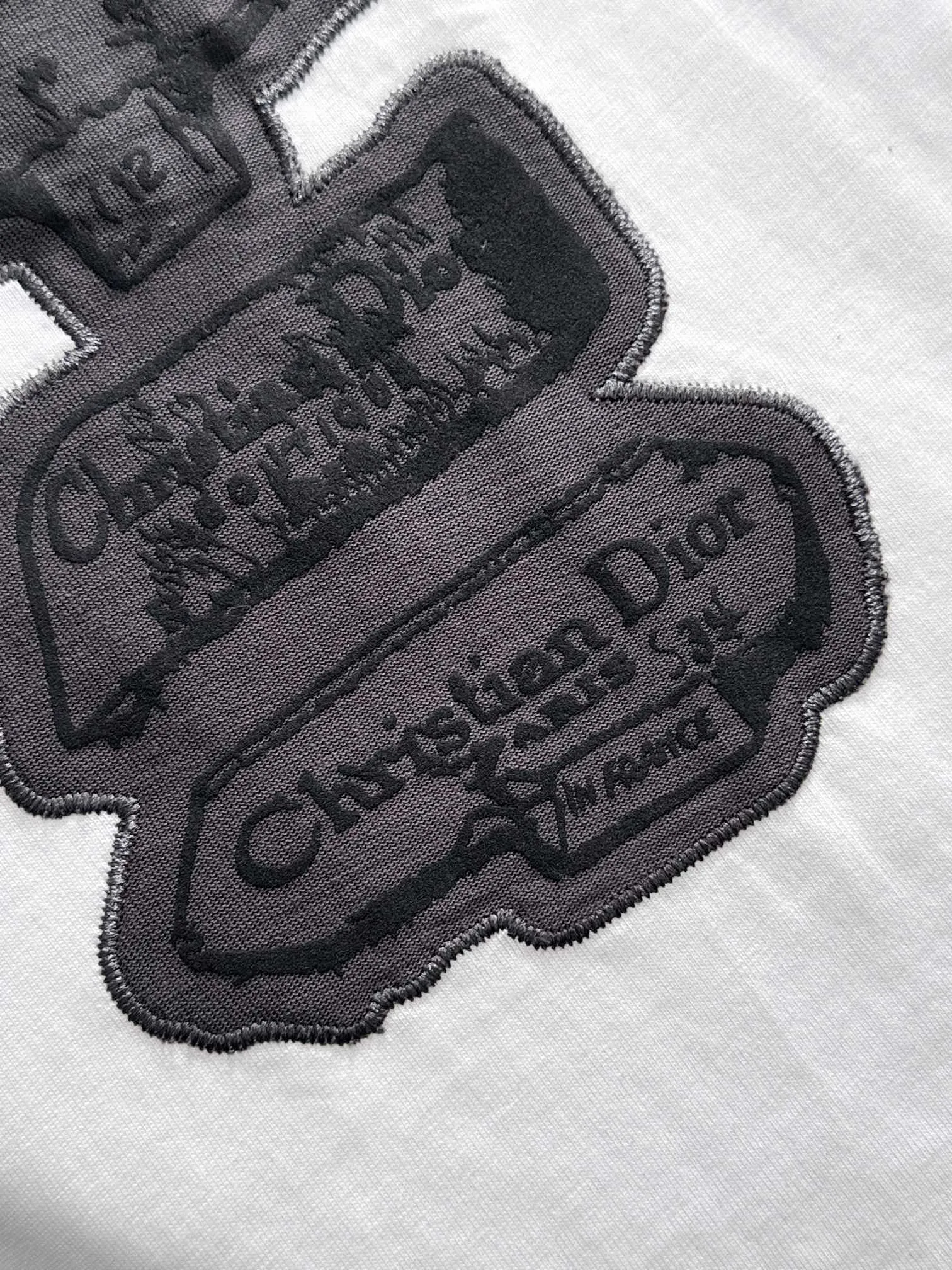 🅿️170 (arrives the next day) Dior 2025 new multi-element CD patch embroidered letter logo, same style for men and women, short-sleeved T-shirt ·Customized 260g 100% double yarn pure cotton fabric ·Design dyed 32 double-strand threads ·Collar label, hangtag, main mark and three labels complete Color: White Size: XS S M L