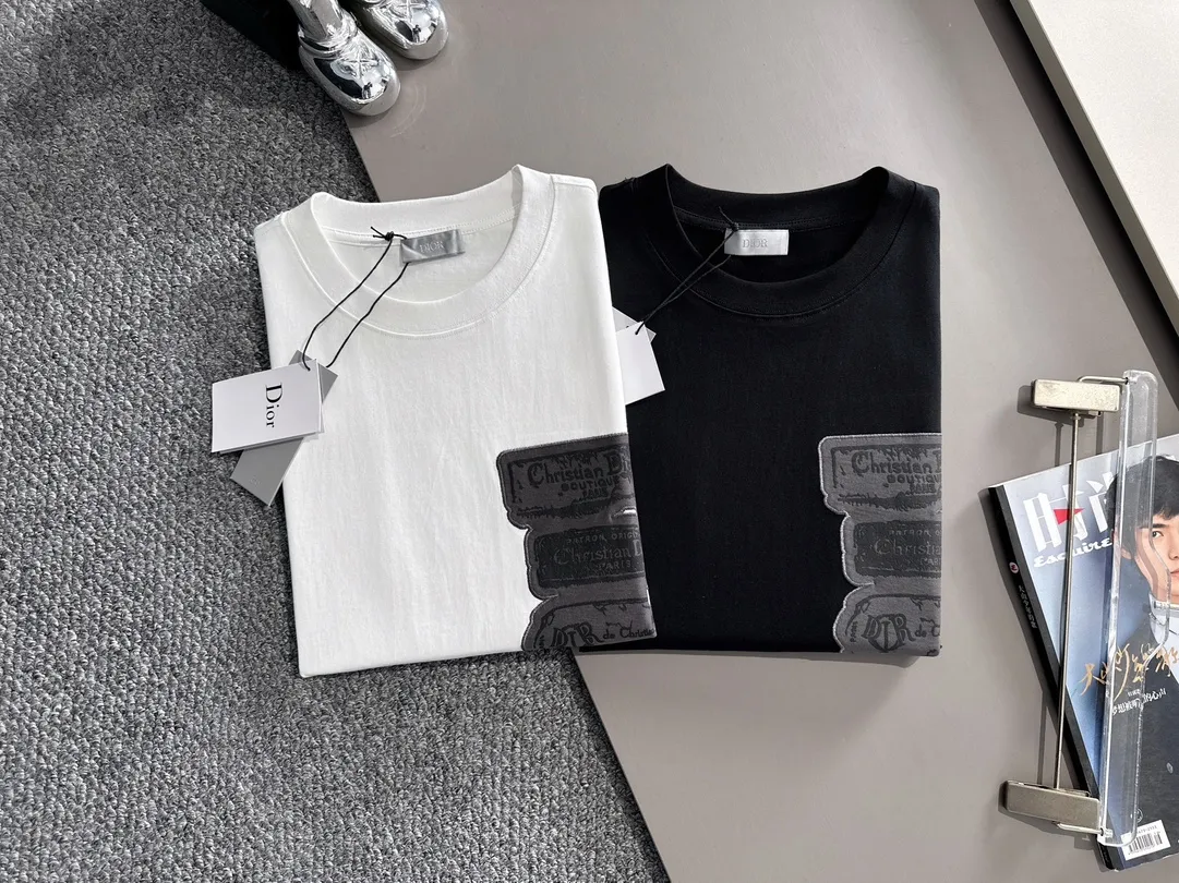 🅿️170 (arrives the next day) Dior 2025 new multi-element CD patch embroidered letter logo, same style for men and women, short-sleeved T-shirt ·Customized 260g 100% double yarn pure cotton fabric ·Design dyed 32 double-strand threads ·Collar label, hangtag, main mark and three labels complete Color: White Size: XS S M L