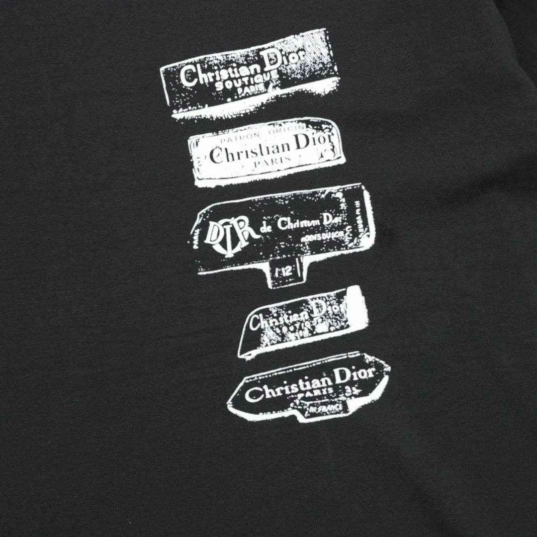 🅿️210 DIOR/Dior flocked archival letter printed short-sleeved T-shirt is woven with 24-count special compact cotton yarn. The weaving process requires high standards and requires the use of advanced looms and high-quality raw materials. Flocking printing is a special printing process that first uses an adhesive to stick fiber nap to the fabric, and then combines the fiber lint to the fabric. Size: XS-L