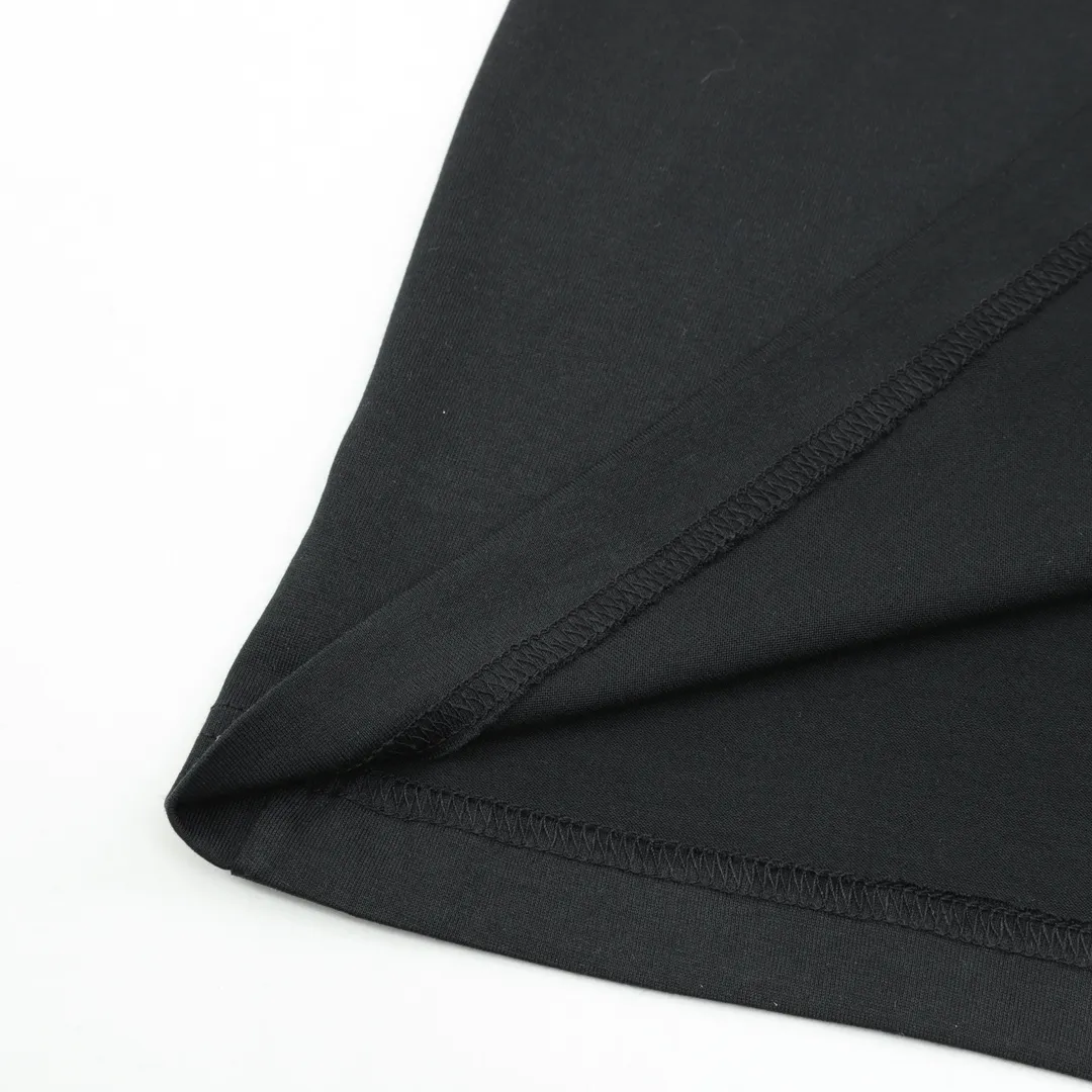 🅿️210 DIOR/Dior flocked archival letter printed short-sleeved T-shirt is woven with 24-count special compact cotton yarn. The weaving process requires high standards and requires the use of advanced looms and high-quality raw materials. Flocking printing is a special printing process that first uses an adhesive to stick fiber nap to the fabric, and then combines the fiber lint to the fabric. Size: XS-L