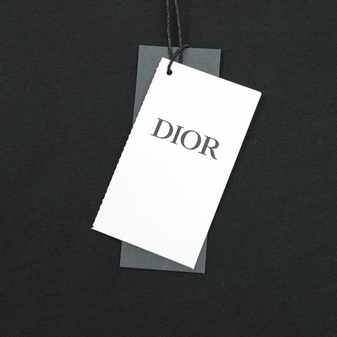 🅿️210 DIOR/Dior flocked archival letter printed short-sleeved T-shirt is woven with 24-count special compact cotton yarn. The weaving process requires high standards and requires the use of advanced looms and high-quality raw materials. Flocking printing is a special printing process that first uses an adhesive to stick fiber nap to the fabric, and then combines the fiber lint to the fabric. Size: XS-L
