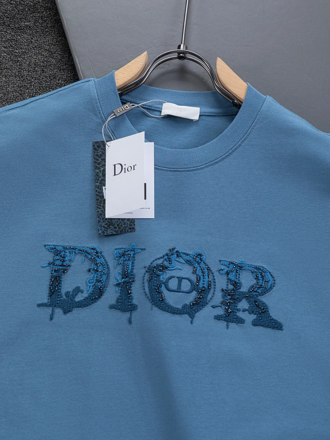 🅿️210 DIOR Dior Dior CD micro wide version S-XL Dior 26ss official website is always unbeatable classic style permanent boutique counter eternal co-branded floral letter patch on the chest 🪡 embroidery + velvet simple letters large logo on the back 🪡 embroidered logo heavy craftsmanship same style short-sleeved T-shirt, cotton blended terry jersey fabric, original development This is from the 2025 beachwear limited series. The full-logo jacquard towel highlights the classic Obliave flower. It is matched with an S-shaped round neck and topstitching. It is unique. The whole body is decorated with obliqve jacquard. The ribbed round neck is matched with V-shaped topstitching. Customized accessories. The whole body is customized and developed according to the Y-panel... Complete with three standards, it can control various styles and pay tribute to Dior's historic year! Coupled with the blessing of full-flower cotton material, both the upper body comfort and the existence are unparalleled. It can be said to be a must-have companion in summer. The excellent breathability and comfortable wearing feeling are unparalleled~ Recommended! ! Same style for men and women! Color: Black White Blue Purple Size: S-XL Size chart: S: Shoulder width 50-Bust 56-Length 70 M: Shoulder width 52-Bust 57-Length 72 L: Shoulder width 54-Bust 59-Length 74 XL: Shoulder width 56-Bust 62-Length 76