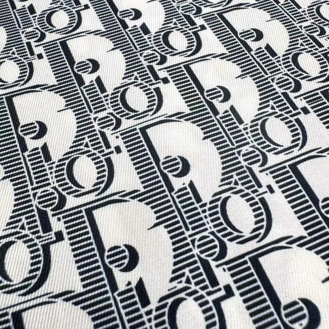 🅿️440 [Exclusive supply] CD full-print Oblique jacquard shirt. Original purchase and development of 15,000, custom-made polyester Zhenxuan Huayun shirt material. Refreshing and delicate, comfortable and close to the skin. The whole body is decorated with same-tone Oblique printing and integrated with the shirt. It is like nature. It flows on the skirt like art. It shows the noble temperament of the brand. Interprets fashion with color. Shows personality with taste. Digital printing technology adopts digital pattern design. The pattern is directly printed on the fabric through an inkjet printer to realize the full-print Dior Oblique operation. The transition is natural. The pattern is clear. The ironing positions are all using high-temperature lamination machines. The synergy of the heating plate and the pressure roller applies high temperature and pressure to the fabric to make the surface of the fabric smooth and stiff. It is wear-resistant and washable, and the fabrics have been sand washed. It has a better hand feel and texture. It is not easy to deform, not easy to shrink, not easy to fade, and maintains long-term beauty. Size:39-40-41-42