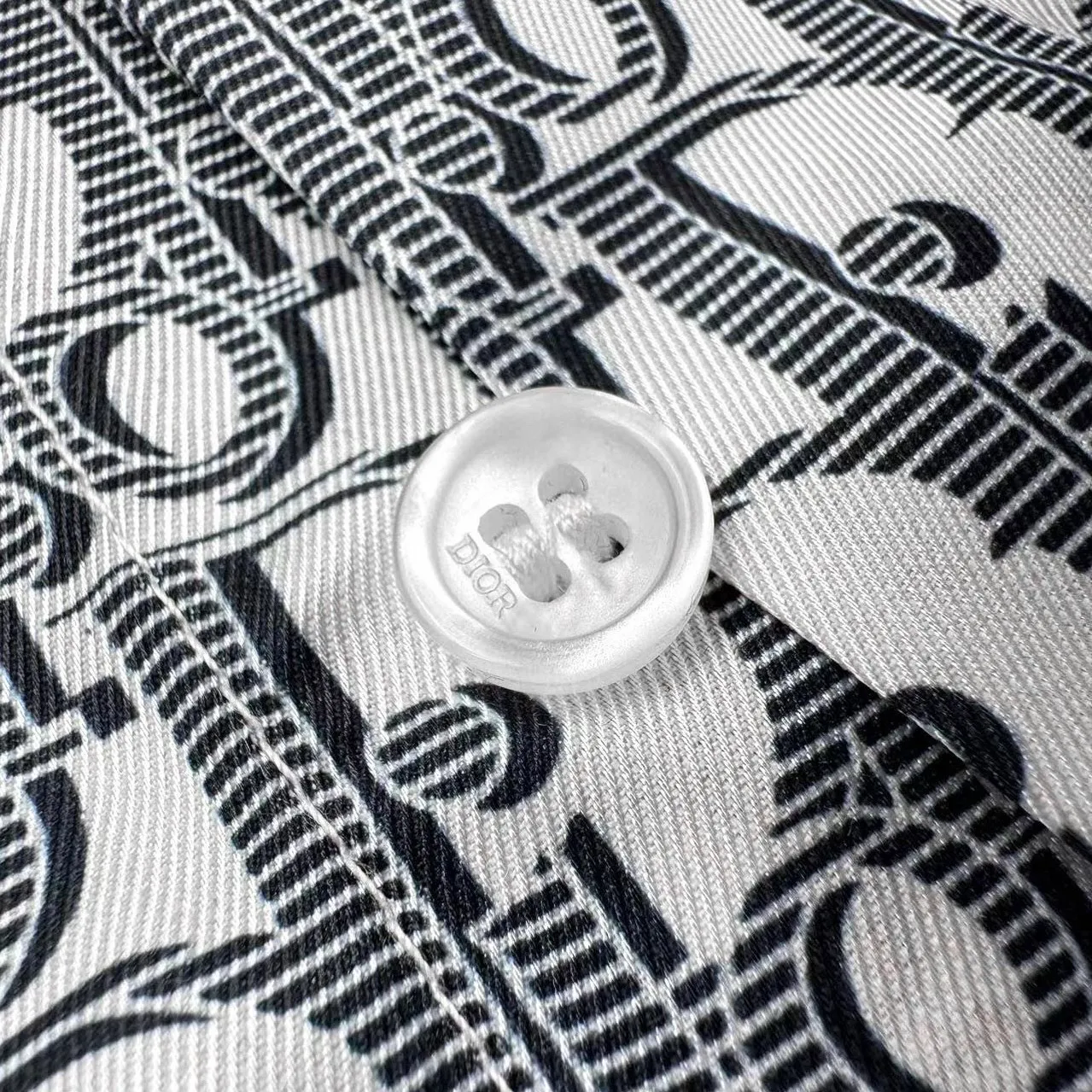 🅿️440 [Exclusive supply] CD full-print Oblique jacquard shirt. Original purchase and development of 15,000, custom-made polyester Zhenxuan Huayun shirt material. Refreshing and delicate, comfortable and close to the skin. The whole body is decorated with same-tone Oblique printing and integrated with the shirt. It is like nature. It flows on the skirt like art. It shows the noble temperament of the brand. Interprets fashion with color. Shows personality with taste. Digital printing technology adopts digital pattern design. The pattern is directly printed on the fabric through an inkjet printer to realize the full-print Dior Oblique operation. The transition is natural. The pattern is clear. The ironing positions are all using high-temperature lamination machines. The synergy of the heating plate and the pressure roller applies high temperature and pressure to the fabric to make the surface of the fabric smooth and stiff. It is wear-resistant and washable, and the fabrics have been sand washed. It has a better hand feel and texture. It is not easy to deform, not easy to shrink, not easy to fade, and maintains long-term beauty. Size:39-40-41-42