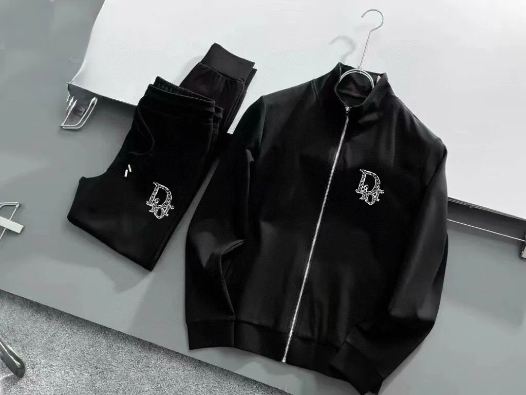 🅿️420 [DIOR Dior] (Fat Man Gospel) hot-selling suit is coming. Focus on the original version of the official website. 2025 new hot-selling cardigan sweater suit. The original order is the best product. 🇭🇰The meticulous work of top designers is dedicated to a fitting and perfect upper body effect. All-natural high-quality Roman cotton 100%, close-fitting comfort, noble and elegant! Original hardware embodies elegance and nobility! Counter size: M-5XL (maximum wear up to 220 pounds)