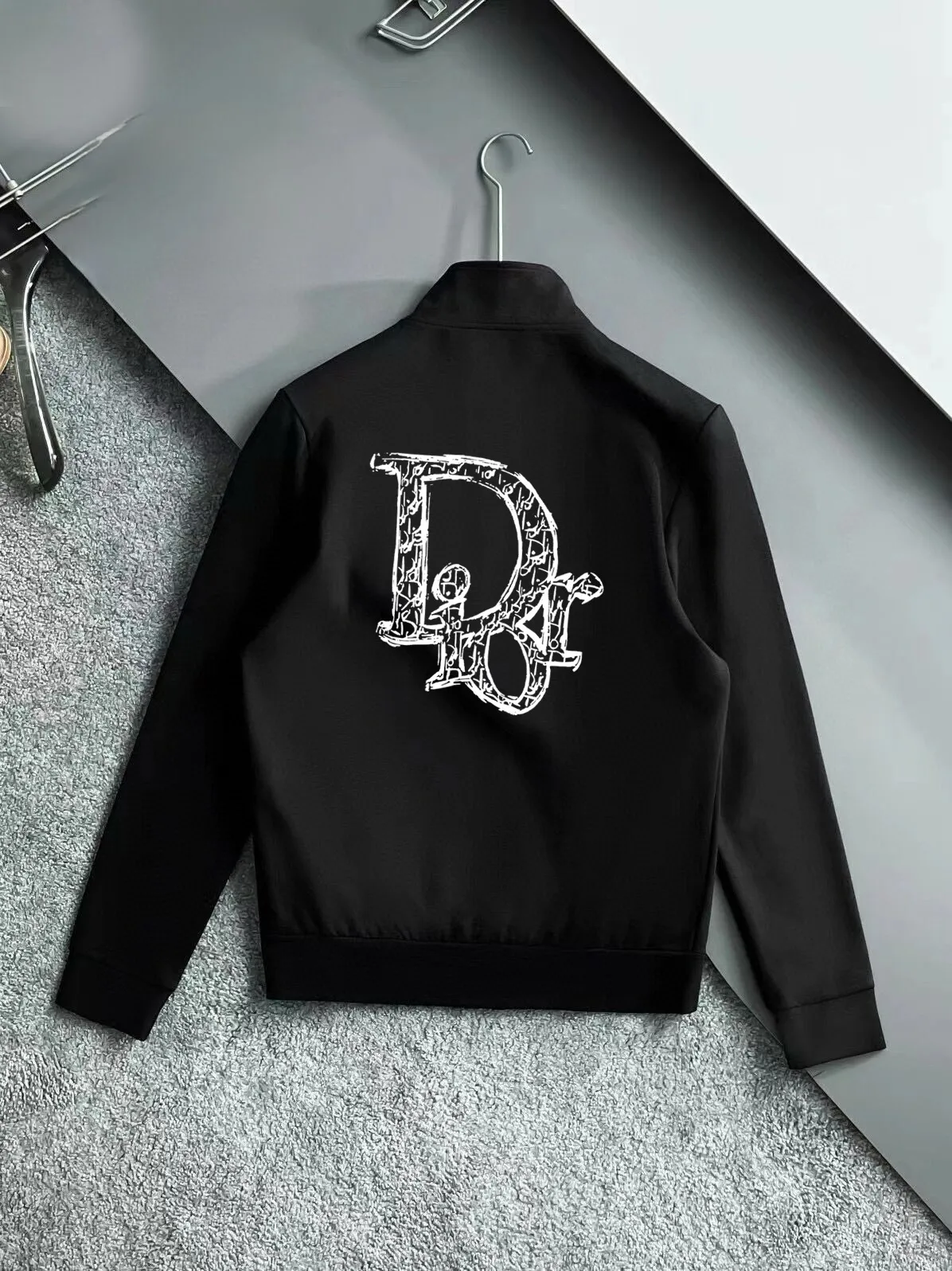 🅿️420 [DIOR Dior] (Fat Man Gospel) hot-selling suit is coming. Focus on the original version of the official website. 2025 new hot-selling cardigan sweater suit. The original order is the best product. 🇭🇰The meticulous work of top designers is dedicated to a fitting and perfect upper body effect. All-natural high-quality Roman cotton 100%, close-fitting comfort, noble and elegant! Original hardware embodies elegance and nobility! Counter size: M-5XL (maximum wear up to 220 pounds)