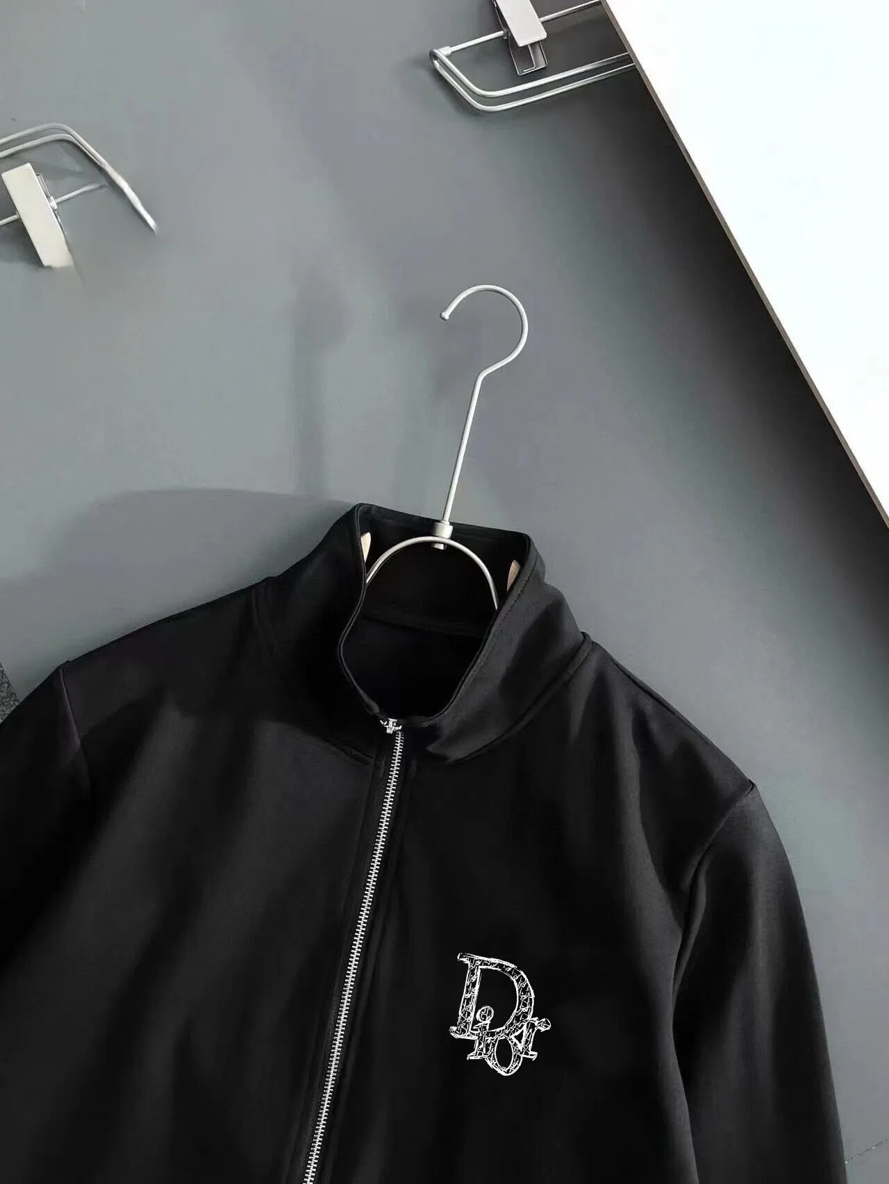 🅿️420 [DIOR Dior] (Fat Man Gospel) hot-selling suit is coming. Focus on the original version of the official website. 2025 new hot-selling cardigan sweater suit. The original order is the best product. 🇭🇰The meticulous work of top designers is dedicated to a fitting and perfect upper body effect. All-natural high-quality Roman cotton 100%, close-fitting comfort, noble and elegant! Original hardware embodies elegance and nobility! Counter size: M-5XL (maximum wear up to 220 pounds)