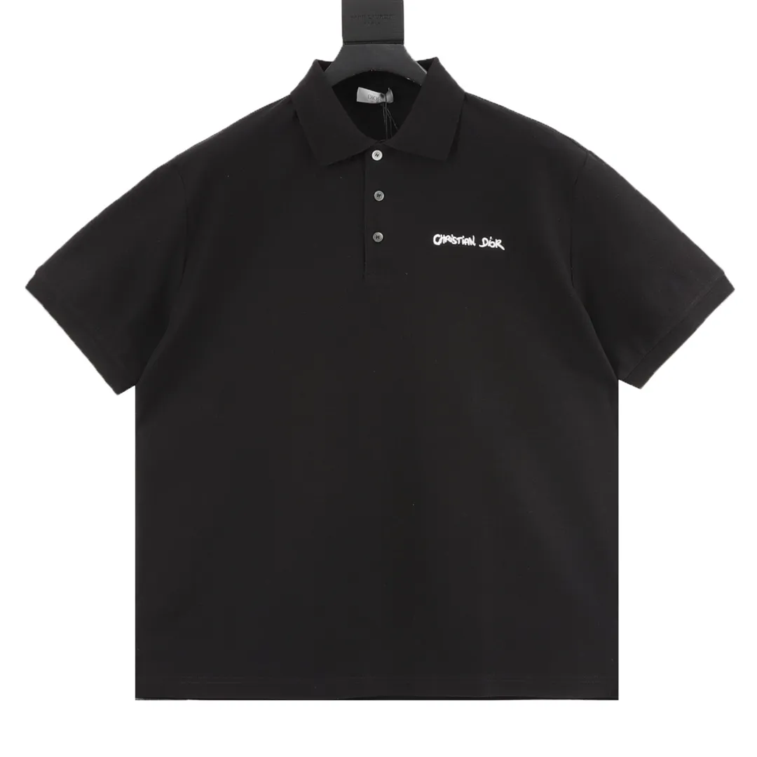 🅿️270 DIOR CD four-color cursive embroidered letters short-sleeved POLO shirt. Original customized 200g cotton khaki fabric, thread dyed to match the original. The imported machine embroidery process makes the letter logo show a delicate and exquisite effect, enhancing the decorative effect. Use an embroidery machine to embroider the designed letter logo onto the patch. Upright and stylish upper body Color: black, white, navy blue, floral gray Size: S-L