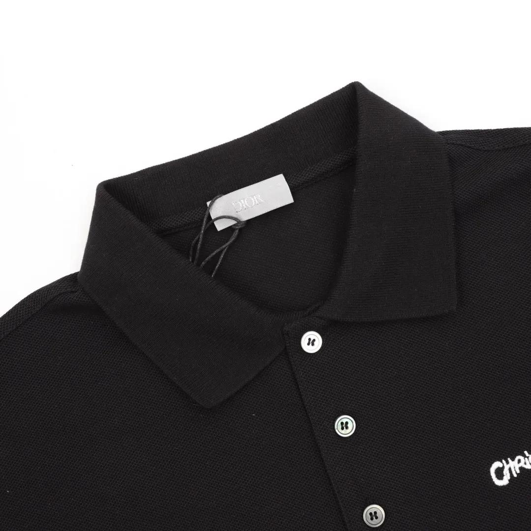 🅿️270 DIOR CD four-color cursive embroidered letters short-sleeved POLO shirt. Original customized 200g cotton khaki fabric, thread dyed to match the original. The imported machine embroidery process makes the letter logo show a delicate and exquisite effect, enhancing the decorative effect. Use an embroidery machine to embroider the designed letter logo onto the patch. Upright and stylish upper body Color: black, white, navy blue, floral gray Size: S-L