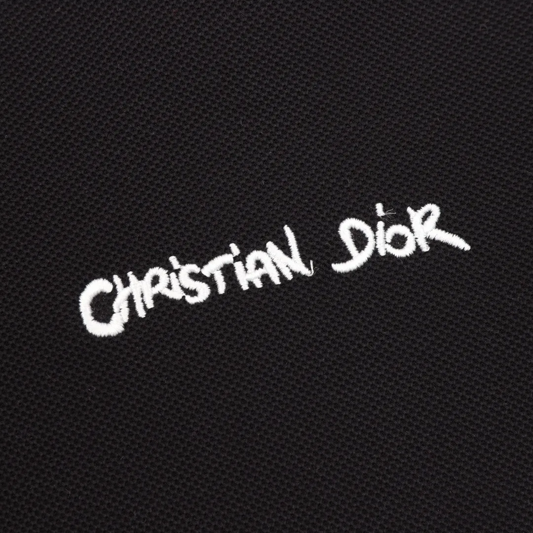 🅿️270 DIOR CD four-color cursive embroidered letters short-sleeved POLO shirt. Original customized 200g cotton khaki fabric, thread dyed to match the original. The imported machine embroidery process makes the letter logo show a delicate and exquisite effect, enhancing the decorative effect. Use an embroidery machine to embroider the designed letter logo onto the patch. Upright and stylish upper body Color: black, white, navy blue, floral gray Size: S-L