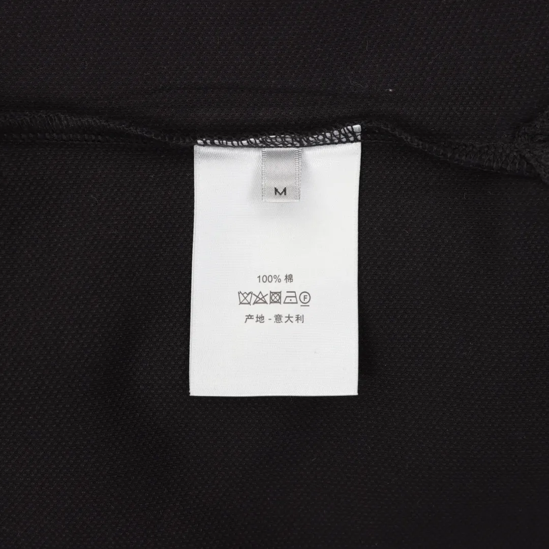 🅿️270 DIOR CD four-color cursive embroidered letters short-sleeved POLO shirt. Original customized 200g cotton khaki fabric, thread dyed to match the original. The imported machine embroidery process makes the letter logo show a delicate and exquisite effect, enhancing the decorative effect. Use an embroidery machine to embroider the designed letter logo onto the patch. Upright and stylish upper body Color: black, white, navy blue, floral gray Size: S-L