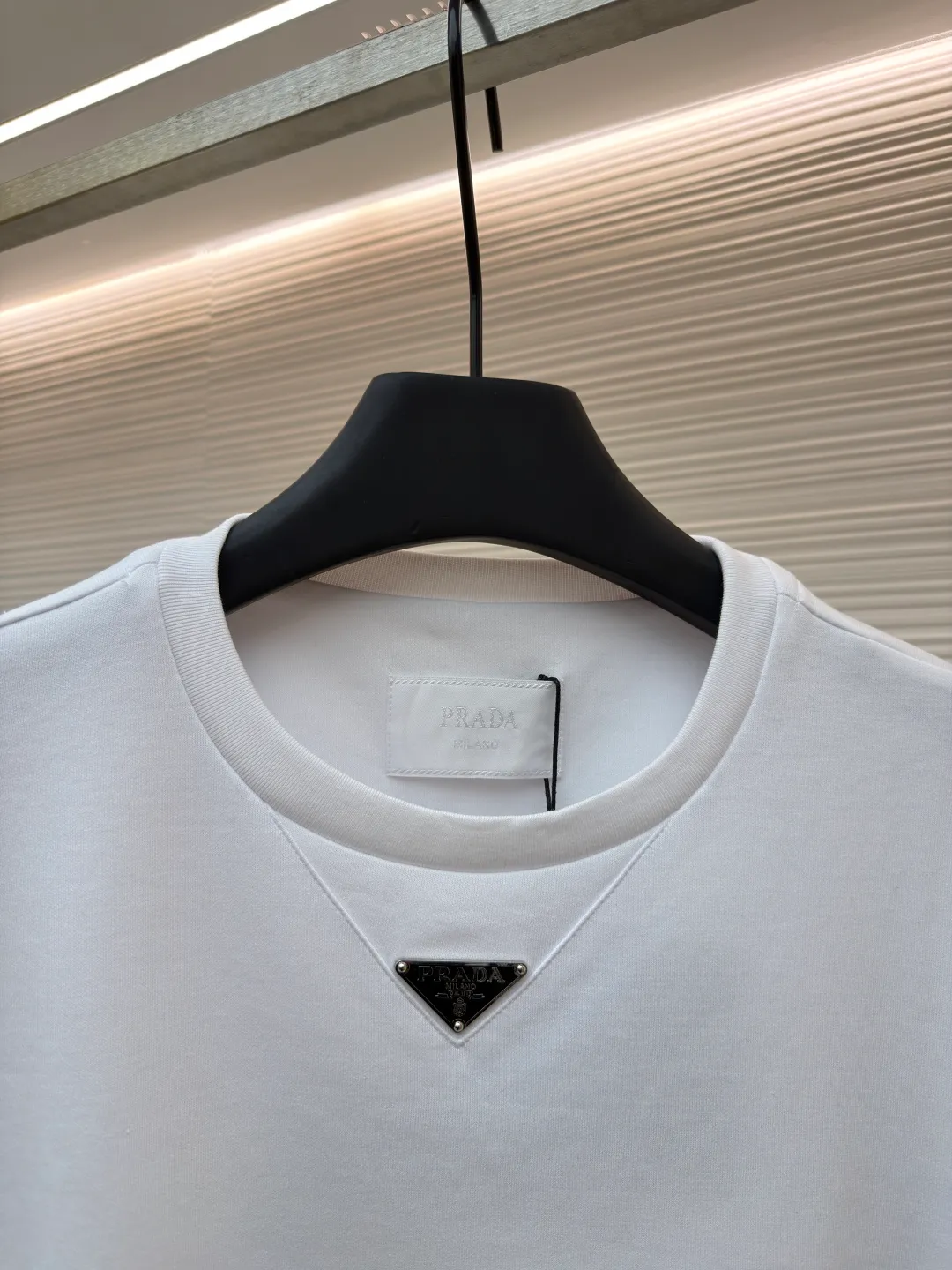 Prada chest triangle logo short sleeves ●Original version: 8000 purchase and development ●Item number: 1682430-A00 ●Fabric: cotton fabric ●Technology: infrared positioning production ●Color: white ●Version: fitted version ●Weight: about 300 grams ●Size: S-M-L-XL ●Description: Customized mercerized hydrogen and oxygen liquid ammonia double-sided satin, breathable and refreshing, comfortable and skin-friendly. The iconic Prada triangle logo embellishes the chest to highlight the brand charm. The unique design of splicing the triangle area of the neckline creates a full sense of layering. It shocks your vision with a minimalist design and highlights luxury in a low-key manner. The infrared positioning of the "Prada triangle mark" is made using an imported special machine to make the position more precise and firm. Manual point splicing of the triangular area is carried out with the triangular fabric through precise point selection to ensure that the triangular area is uniformly positioned. The fabrics have been washed and have a better hand feel and texture. It is not easy to deform, shrink or fade, and maintains long-term beauty. The overall wiring is straight and delicate, the fabric is comfortable and soft, and the color is consistent without color difference. It can be matched with the same style to create a fashionable look and control various occasions. Customized accessories, complete with three standards, same style for men and women!