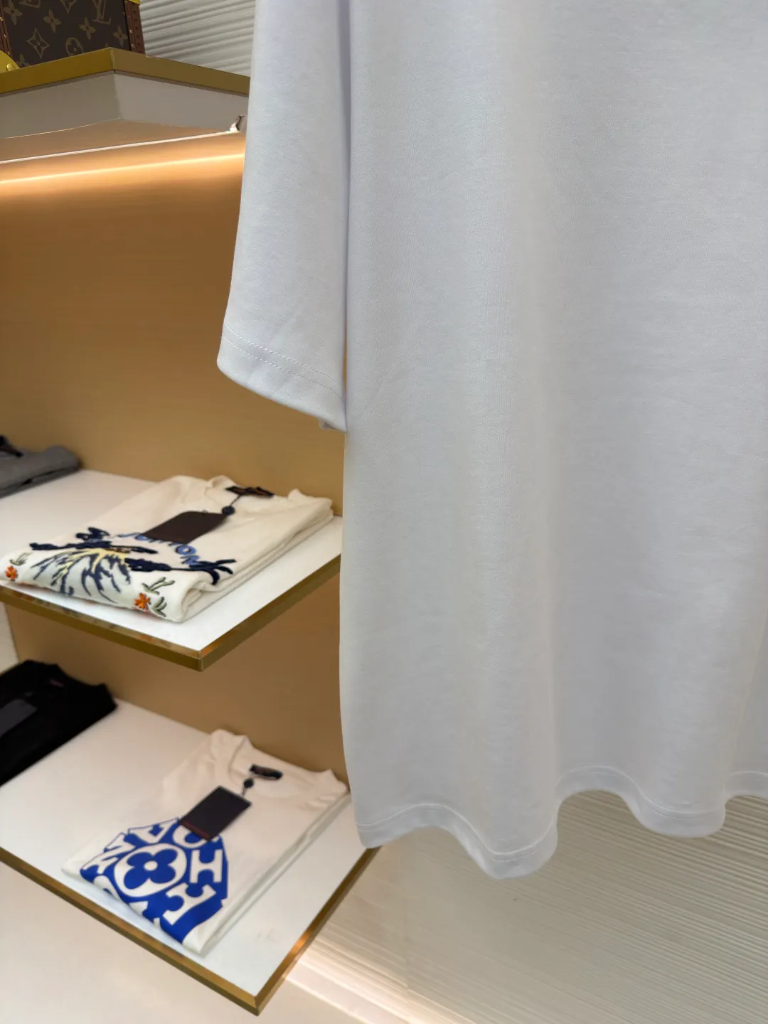 Prada chest triangle logo short sleeves ●Original version: 8000 purchase and development ●Item number: 1682430-A00 ●Fabric: cotton fabric ●Technology: infrared positioning production ●Color: white ●Version: fitted version ●Weight: about 300 grams ●Size: S-M-L-XL ●Description: Customized mercerized hydrogen and oxygen liquid ammonia double-sided satin, breathable and refreshing, comfortable and skin-friendly. The iconic Prada triangle logo embellishes the chest to highlight the brand charm. The unique design of splicing the triangle area of the neckline creates a full sense of layering. It shocks your vision with a minimalist design and highlights luxury in a low-key manner. The infrared positioning of the "Prada triangle mark" is made using an imported special machine to make the position more precise and firm. Manual point splicing of the triangular area is carried out with the triangular fabric through precise point selection to ensure that the triangular area is uniformly positioned. The fabrics have been washed and have a better hand feel and texture. It is not easy to deform, shrink or fade, and maintains long-term beauty. The overall wiring is straight and delicate, the fabric is comfortable and soft, and the color is consistent without color difference. It can be matched with the same style to create a fashionable look and control various occasions. Customized accessories, complete with three standards, same style for men and women!