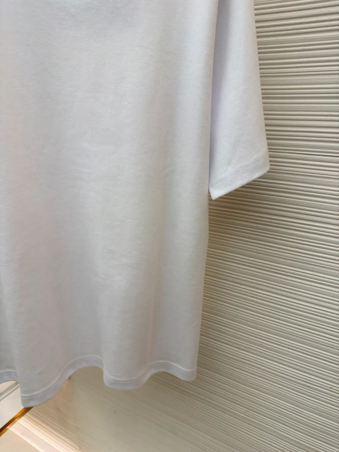Prada chest triangle logo short sleeves ●Original version: 8000 purchase and development ●Item number: 1682430-A00 ●Fabric: cotton fabric ●Technology: infrared positioning production ●Color: white ●Version: fitted version ●Weight: about 300 grams ●Size: S-M-L-XL ●Description: Customized mercerized hydrogen and oxygen liquid ammonia double-sided satin, breathable and refreshing, comfortable and skin-friendly. The iconic Prada triangle logo embellishes the chest to highlight the brand charm. The unique design of splicing the triangle area of the neckline creates a full sense of layering. It shocks your vision with a minimalist design and highlights luxury in a low-key manner. The infrared positioning of the "Prada triangle mark" is made using an imported special machine to make the position more precise and firm. Manual point splicing of the triangular area is carried out with the triangular fabric through precise point selection to ensure that the triangular area is uniformly positioned. The fabrics have been washed and have a better hand feel and texture. It is not easy to deform, shrink or fade, and maintains long-term beauty. The overall wiring is straight and delicate, the fabric is comfortable and soft, and the color is consistent without color difference. It can be matched with the same style to create a fashionable look and control various occasions. Customized accessories, complete with three standards, same style for men and women!