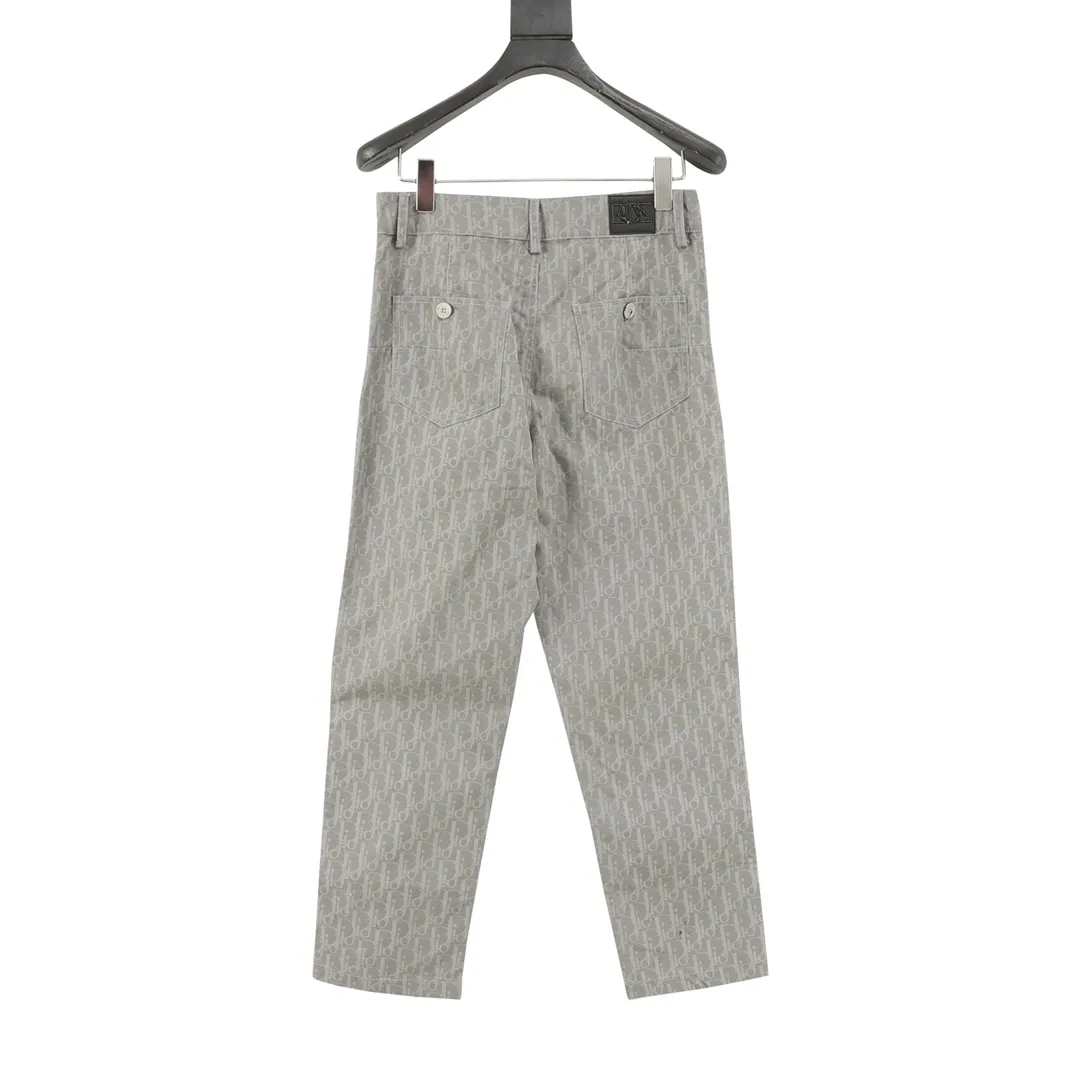 🅿️390 DIOR/Dior all-over printed old flower woven trousers. Fabric: woven blended canvas. These overalls are carefully made of khaki fabric. The practical version is paired with D’s classic all-over printed presbyopia. The relaxed fit makes it the perfect match for any T-shirt or hooded sweatshirt this season. These cargo pants combine practical style with modern appeal. Crafted from gray woven-blend canvas for added sophistication. Can be worn with multiple styles to create a stylish and casual look. Size: XS-L