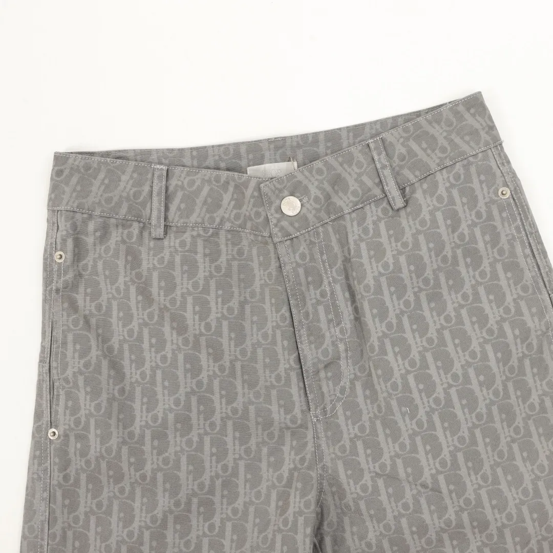 🅿️390 DIOR/Dior all-over printed old flower woven trousers. Fabric: woven blended canvas. These overalls are carefully made of khaki fabric. The practical version is paired with D’s classic all-over printed presbyopia. The relaxed fit makes it the perfect match for any T-shirt or hooded sweatshirt this season. These cargo pants combine practical style with modern appeal. Crafted from gray woven-blend canvas for added sophistication. Can be worn with multiple styles to create a stylish and casual look. Size: XS-L