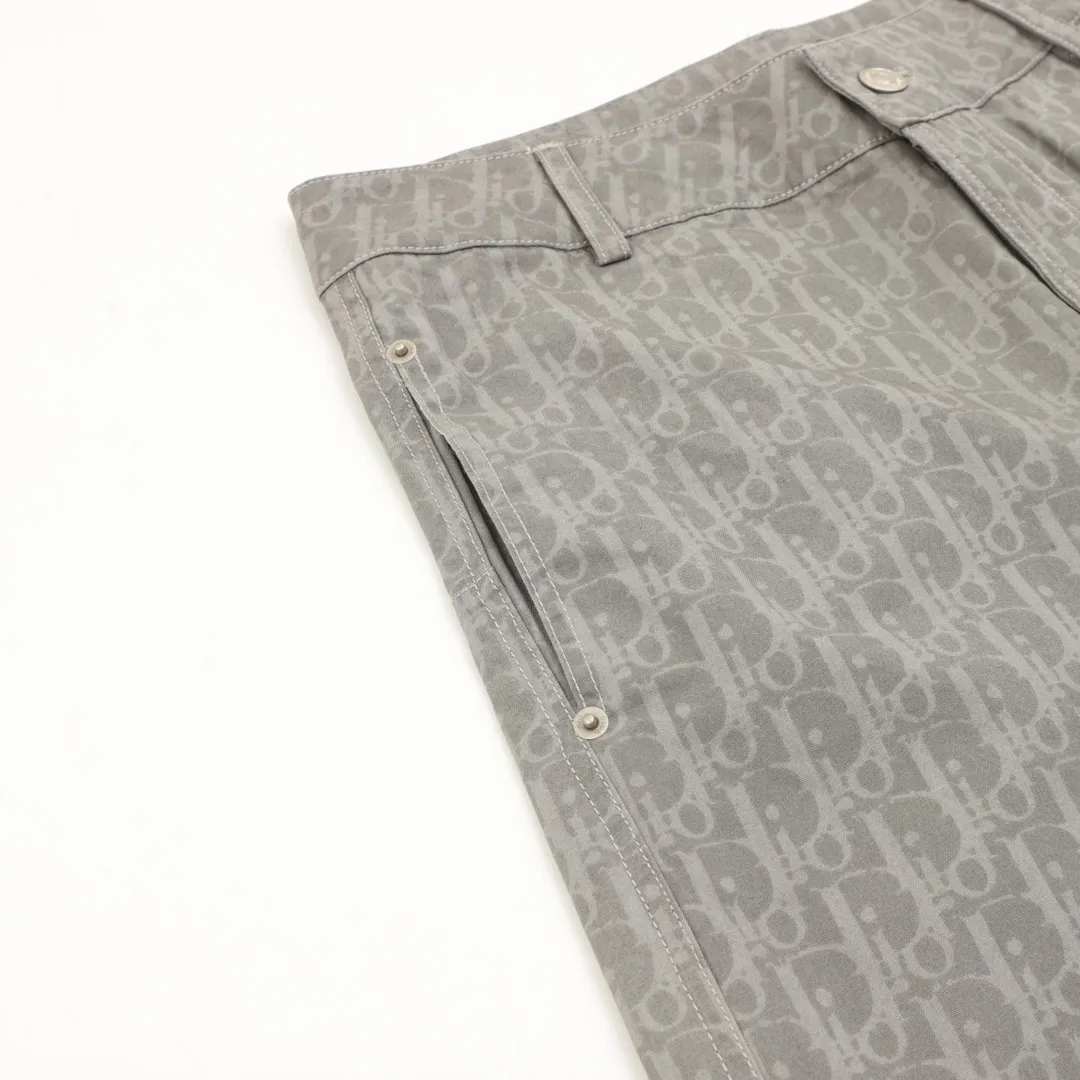 🅿️390 DIOR/Dior all-over printed old flower woven trousers. Fabric: woven blended canvas. These overalls are carefully made of khaki fabric. The practical version is paired with D’s classic all-over printed presbyopia. The relaxed fit makes it the perfect match for any T-shirt or hooded sweatshirt this season. These cargo pants combine practical style with modern appeal. Crafted from gray woven-blend canvas for added sophistication. Can be worn with multiple styles to create a stylish and casual look. Size: XS-L