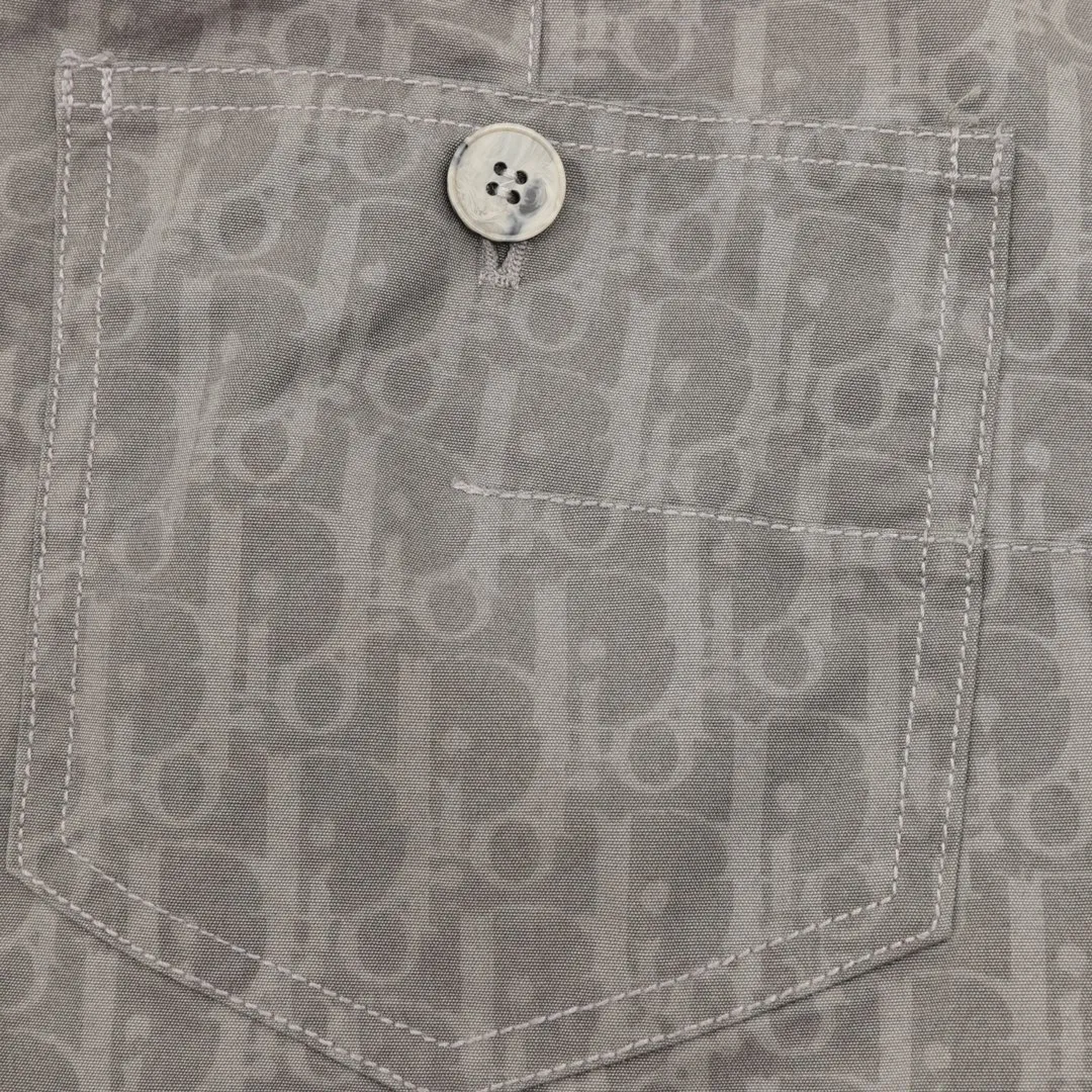 🅿️390 DIOR/Dior all-over printed old flower woven trousers. Fabric: woven blended canvas. These overalls are carefully made of khaki fabric. The practical version is paired with D’s classic all-over printed presbyopia. The relaxed fit makes it the perfect match for any T-shirt or hooded sweatshirt this season. These cargo pants combine practical style with modern appeal. Crafted from gray woven-blend canvas for added sophistication. Can be worn with multiple styles to create a stylish and casual look. Size: XS-L