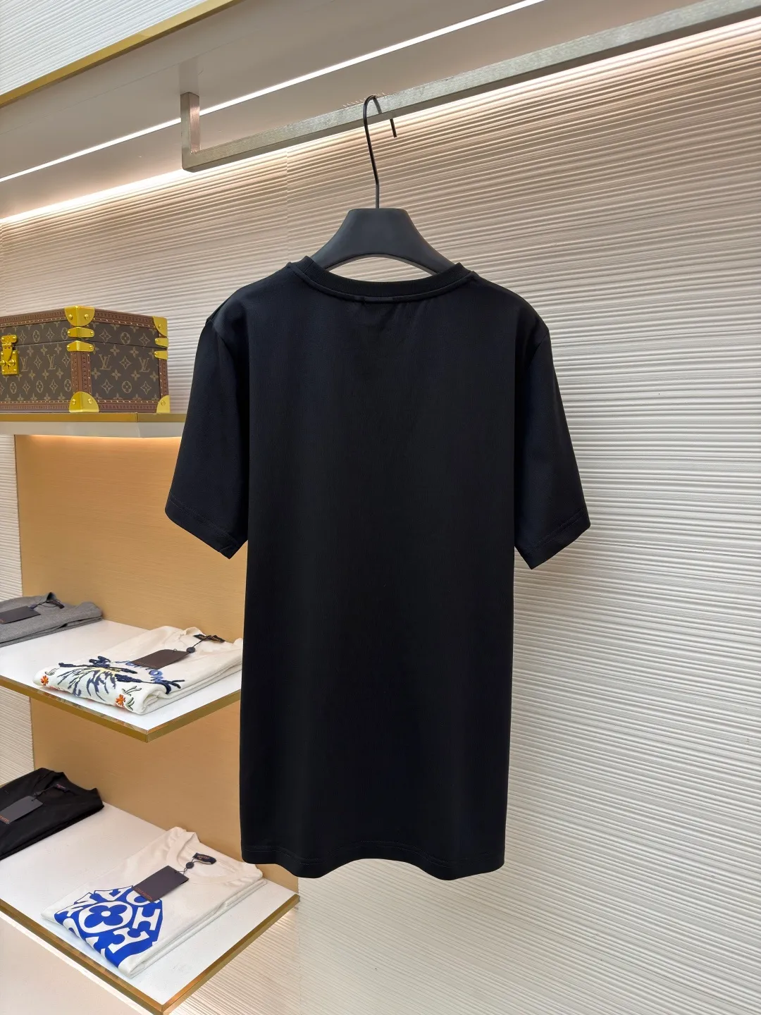 Dior four-leaf clover round neck short sleeves ●Item number: 1682405-A00 ●Material: jersey fabric ●Technology: needlepoint embroidery ●Color: black ●Version: fitted version ●Weight: about 270 grams ●Size: XS-S-M-L ●Description: Made of 15S fine cotton plain weave, weight is 230g/㎡; with threaded 32S double yarn 1×1 frame, 340g/㎡. 15S is a relatively thick yarn used to make thicker and more durable fabrics. The fabric made of pure cotton natural fiber has the characteristics of good hygroscopicity, strong breathability, softness and comfort. Cotton fabrics are generally suitable for summer wear and can help keep your body dry and comfortable. The yarn alternately passes through in the horizontal and vertical directions to form a simple cross structure; it has good elasticity and wear resistance and the main body adopts precision stitch embroidery technology; the embroidery is very fine and dense, the pattern is clear and the lines and three-dimensional sense are strong. The embroidery thread material is combined with encryption processing, and the embroidery body has a subtle glossy visual texture; the embroidery effect is three-dimensional and full. The flat embroidery has a unique needle-to-needle design, and the embroidery is very fine and dense. The overall stitching is fine, with consistent fineness and texture, adding a sense of layering to the simple design. The overall wiring is straight and delicate, the fabric is comfortable and soft, and the color is consistent without color difference. It can be matched with the same style to create a fashionable look and control various occasions. Customized accessories, complete with three standards, same style for men and women!