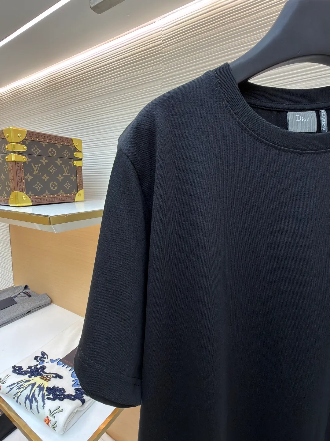 Dior four-leaf clover round neck short sleeves ●Item number: 1682405-A00 ●Material: jersey fabric ●Technology: needlepoint embroidery ●Color: black ●Version: fitted version ●Weight: about 270 grams ●Size: XS-S-M-L ●Description: Made of 15S fine cotton plain weave, weight is 230g/㎡; with threaded 32S double yarn 1×1 frame, 340g/㎡. 15S is a relatively thick yarn used to make thicker and more durable fabrics. The fabric made of pure cotton natural fiber has the characteristics of good hygroscopicity, strong breathability, softness and comfort. Cotton fabrics are generally suitable for summer wear and can help keep your body dry and comfortable. The yarn alternately passes through in the horizontal and vertical directions to form a simple cross structure; it has good elasticity and wear resistance and the main body adopts precision stitch embroidery technology; the embroidery is very fine and dense, the pattern is clear and the lines and three-dimensional sense are strong. The embroidery thread material is combined with encryption processing, and the embroidery body has a subtle glossy visual texture; the embroidery effect is three-dimensional and full. The flat embroidery has a unique needle-to-needle design, and the embroidery is very fine and dense. The overall stitching is fine, with consistent fineness and texture, adding a sense of layering to the simple design. The overall wiring is straight and delicate, the fabric is comfortable and soft, and the color is consistent without color difference. It can be matched with the same style to create a fashionable look and control various occasions. Customized accessories, complete with three standards, same style for men and women!