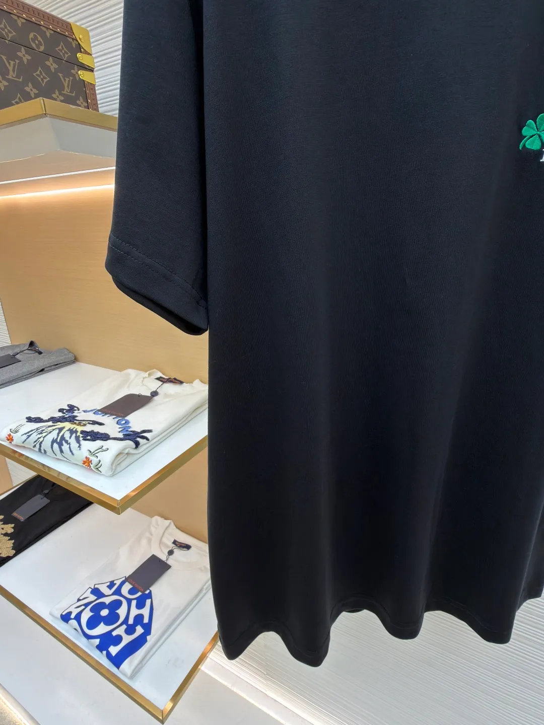 Dior four-leaf clover round neck short sleeves ●Item number: 1682405-A00 ●Material: jersey fabric ●Technology: needlepoint embroidery ●Color: black ●Version: fitted version ●Weight: about 270 grams ●Size: XS-S-M-L ●Description: Made of 15S fine cotton plain weave, weight is 230g/㎡; with threaded 32S double yarn 1×1 frame, 340g/㎡. 15S is a relatively thick yarn used to make thicker and more durable fabrics. The fabric made of pure cotton natural fiber has the characteristics of good hygroscopicity, strong breathability, softness and comfort. Cotton fabrics are generally suitable for summer wear and can help keep your body dry and comfortable. The yarn alternately passes through in the horizontal and vertical directions to form a simple cross structure; it has good elasticity and wear resistance and the main body adopts precision stitch embroidery technology; the embroidery is very fine and dense, the pattern is clear and the lines and three-dimensional sense are strong. The embroidery thread material is combined with encryption processing, and the embroidery body has a subtle glossy visual texture; the embroidery effect is three-dimensional and full. The flat embroidery has a unique needle-to-needle design, and the embroidery is very fine and dense. The overall stitching is fine, with consistent fineness and texture, adding a sense of layering to the simple design. The overall wiring is straight and delicate, the fabric is comfortable and soft, and the color is consistent without color difference. It can be matched with the same style to create a fashionable look and control various occasions. Customized accessories, complete with three standards, same style for men and women!