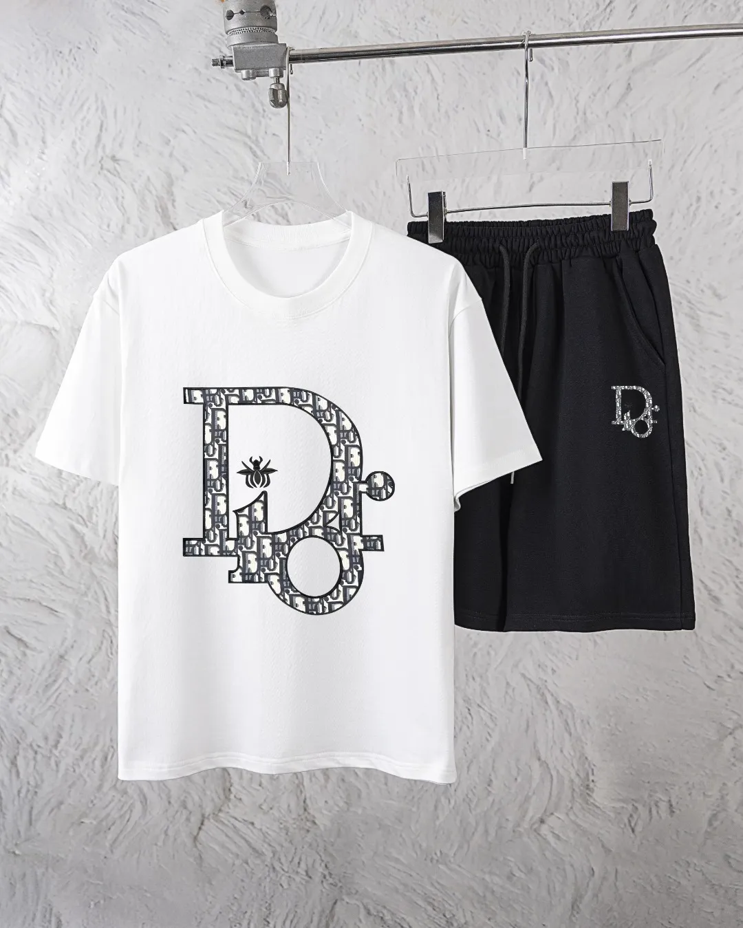 🅿️300 Dior Exclusively provides new trendy men’s fashionable round neck short-sleeved shorts suits, trendy and fashionable casual short-sleeved suits! It has high breathability and comfort, impeccable details, and brand element design concept, reflecting high quality. It presents a casual cut and the upper body shape is great! Material: 250g Xinjiang long-staple cotton short sleeves + 360g pure cotton terry shorts Size: S M L Due to manual measurement, there is a deviation of about 1-3CM in size.