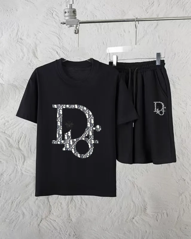 🅿️300 Dior Exclusively provides new trendy men’s fashionable round neck short-sleeved shorts suits, trendy and fashionable casual short-sleeved suits! It has high breathability and comfort, impeccable details, and brand element design concept, reflecting high quality. It presents a casual cut and the upper body shape is great! Material: 250g Xinjiang long-staple cotton short sleeves + 360g pure cotton terry shorts Size: S M L Due to manual measurement, there is a deviation of about 1-3CM in size.