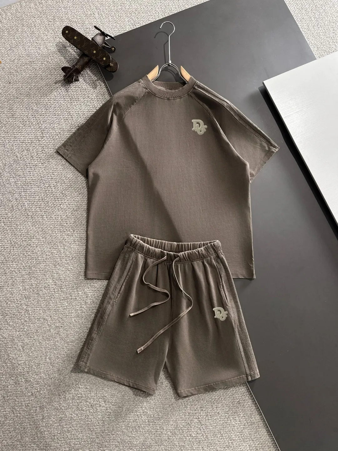 🅿️500 next day shipping DIOR/Dior high quality 2025 spring and summer new elastic band casual heavy industry washed suit, batik tripe sweat-absorbent and breathable, counter-customized fabric with high breathability and comfort, impeccable details, brand element design concept, reflecting high quality. It feels delicate and soft! It presents a casual cut and the upper body shape is great! Trading company channels are rare and available on the official website simultaneously! From a high-end men's positioning brand, high-end, low-key luxury taste, people can't refuse! Exquisite workmanship and impeccable quality! The overall style is simple, fashionable and timeless, fully meeting the requirements of stylish and tasteful dressing! Size: S-XXL