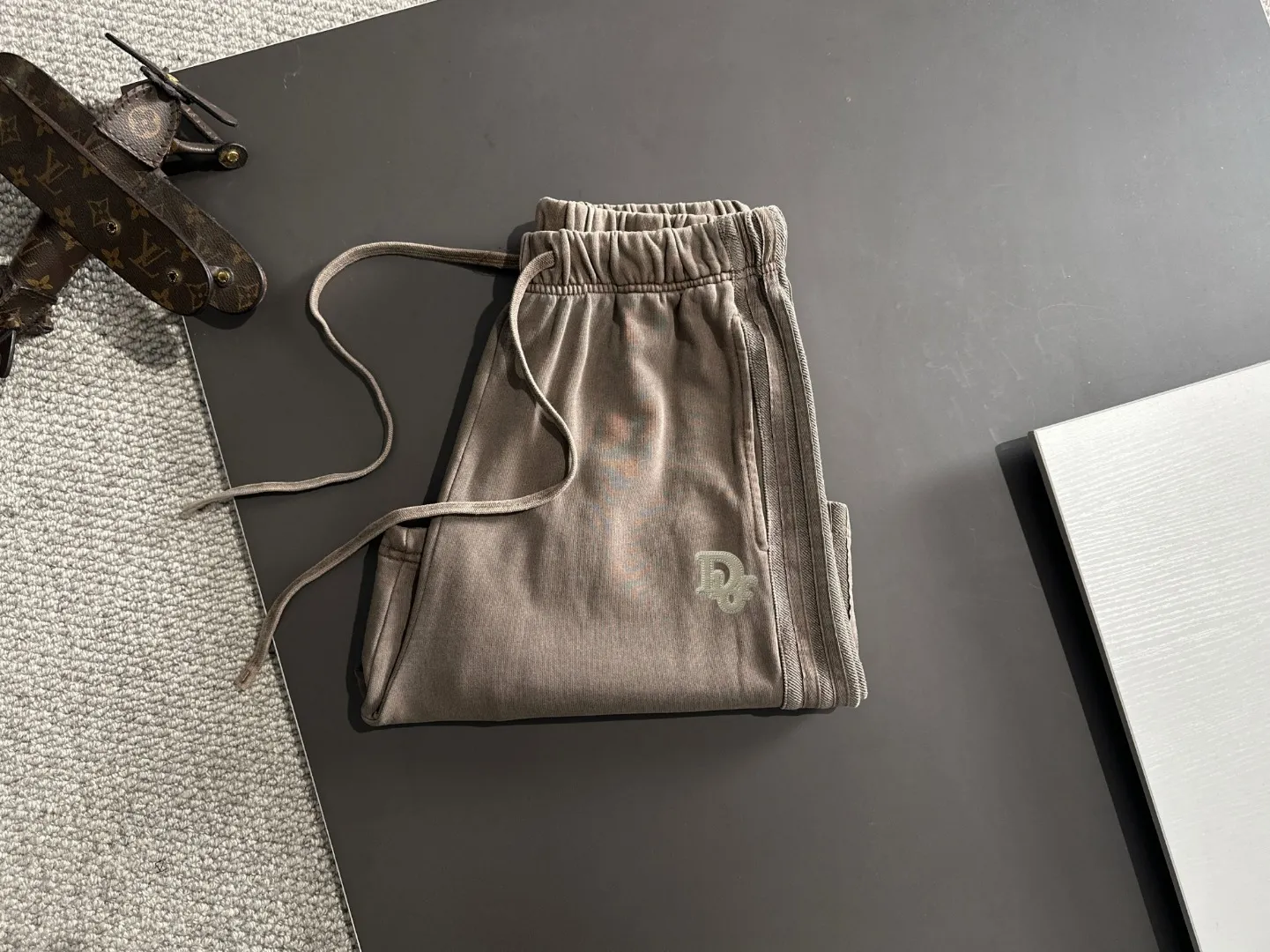 🅿️500 next day shipping DIOR/Dior high quality 2025 spring and summer new elastic band casual heavy industry washed suit, batik tripe sweat-absorbent and breathable, counter-customized fabric with high breathability and comfort, impeccable details, brand element design concept, reflecting high quality. It feels delicate and soft! It presents a casual cut and the upper body shape is great! Trading company channels are rare and available on the official website simultaneously! From a high-end men's positioning brand, high-end, low-key luxury taste, people can't refuse! Exquisite workmanship and impeccable quality! The overall style is simple, fashionable and timeless, fully meeting the requirements of stylish and tasteful dressing! Size: S-XXL