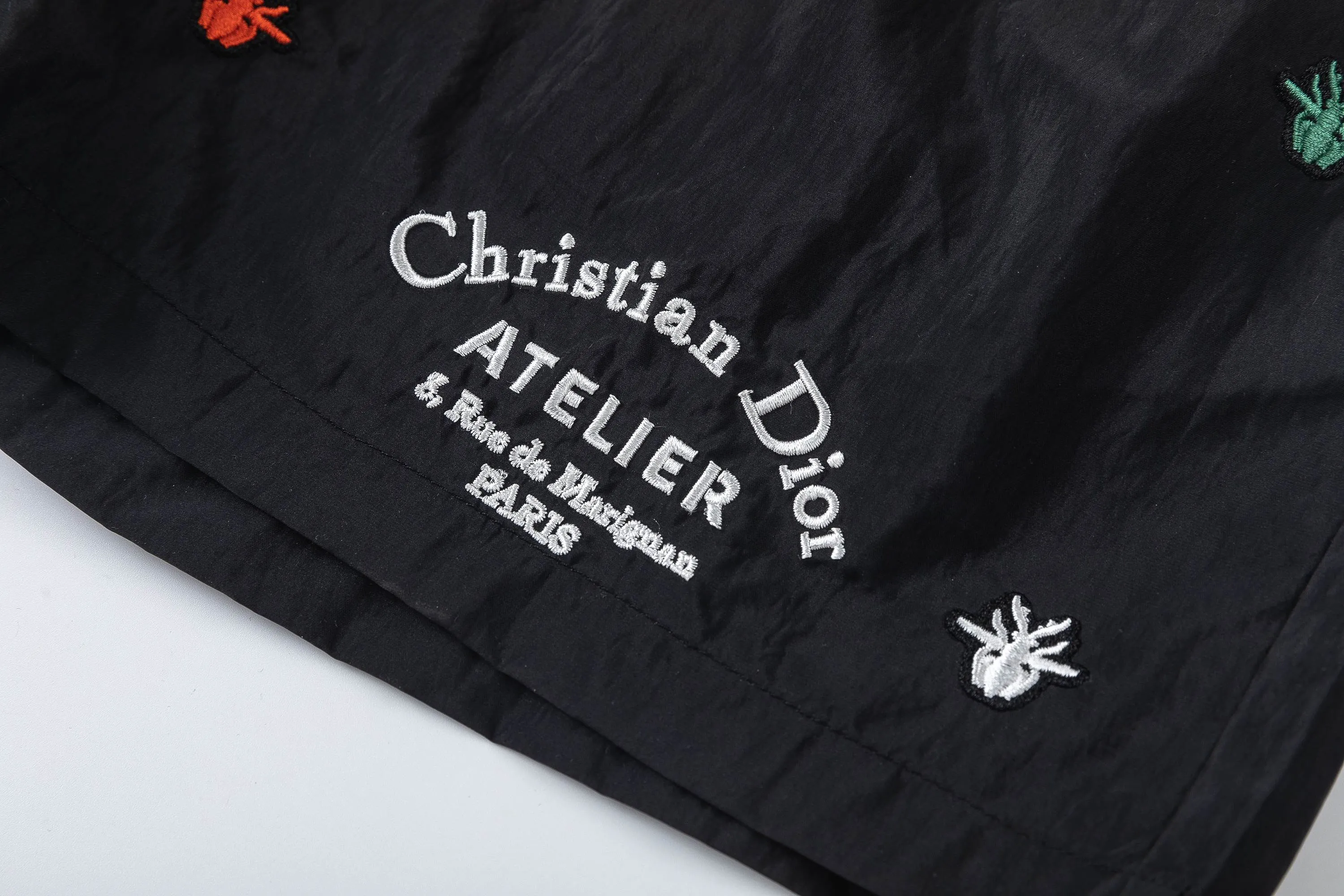 🅿️210 DiRO Dior 2025 spring and summer logo embroidery. New fashionable beach shorts, with lining and mesh shorts! The official website is synchronized with the original 1-1 replica, the original hardware is selected from high-quality polyester fiber fabrics, with a delicate feel, a must-have item for summer, and the upper body effect is super handsome! Color: Black White Size: S M L XL XXL