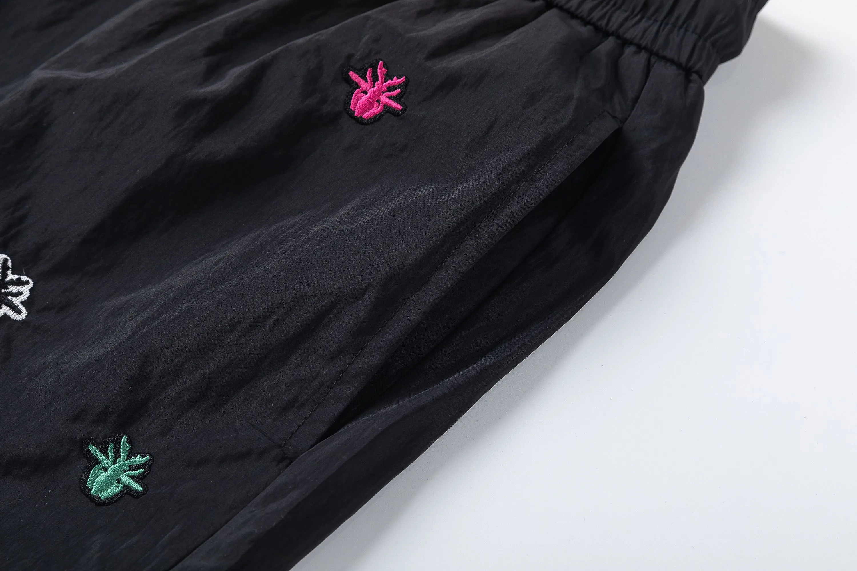 🅿️210 DiRO Dior 2025 spring and summer logo embroidery. New fashionable beach shorts, with lining and mesh shorts! The official website is synchronized with the original 1-1 replica, the original hardware is selected from high-quality polyester fiber fabrics, with a delicate feel, a must-have item for summer, and the upper body effect is super handsome! Color: Black White Size: S M L XL XXL