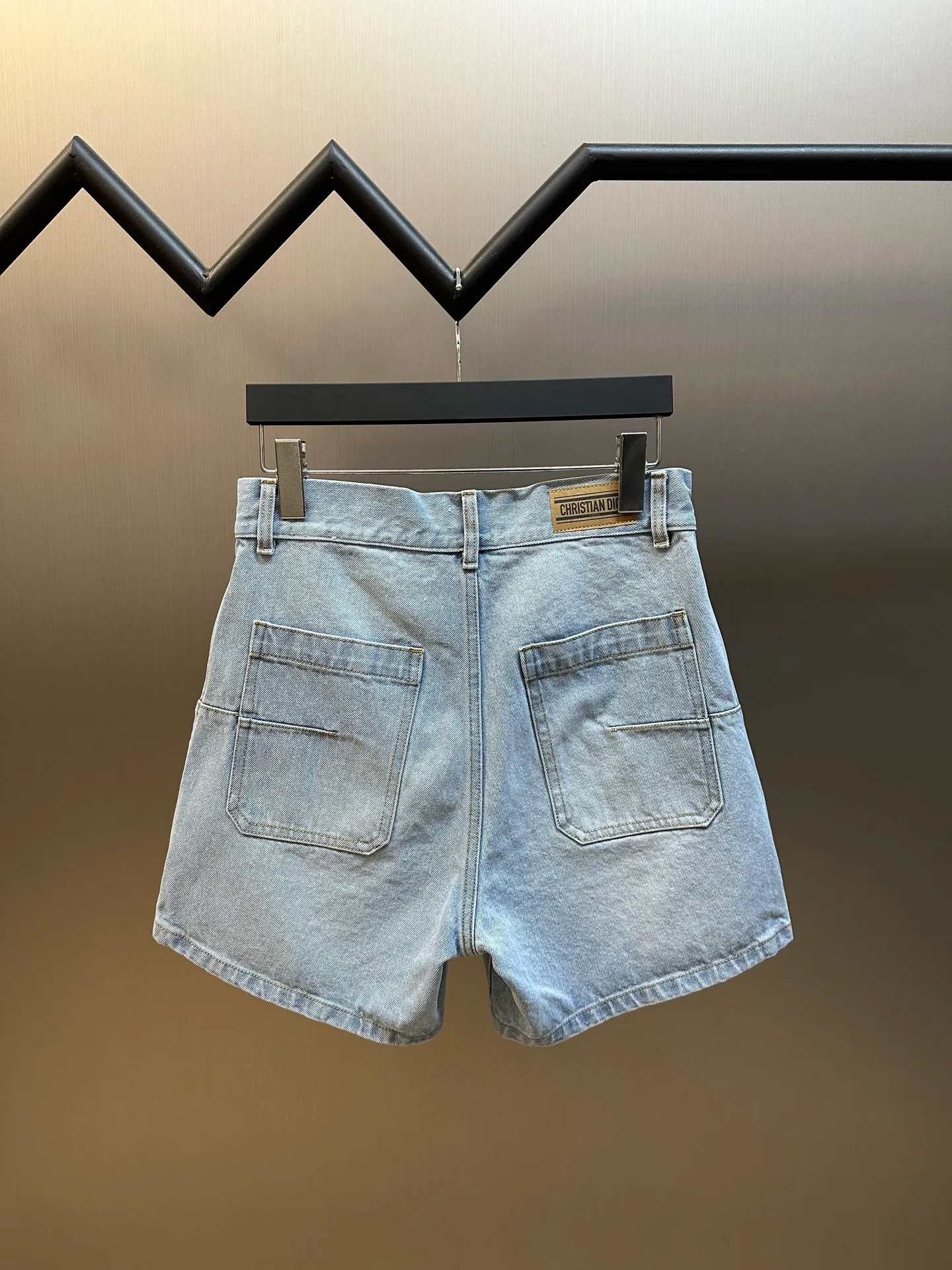 🅿️460 Dior Cuffed Denim Patch Pocket Shorts. These denim shorts are from the Dioriviera limited series and highlight fashion style. Crafted from light blue stonewashed cotton denim, it features practical front and rear patch pockets. A Christian Dior signature adds style to the back, while the interior is embellished with the classic Oblique print.  size：s m l