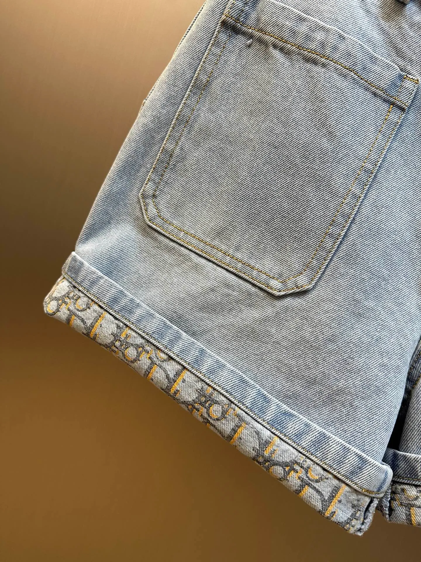🅿️460 Dior Cuffed Denim Patch Pocket Shorts. These denim shorts are from the Dioriviera limited series and highlight fashion style. Crafted from light blue stonewashed cotton denim, it features practical front and rear patch pockets. A Christian Dior signature adds style to the back, while the interior is embellished with the classic Oblique print.  size：s m l