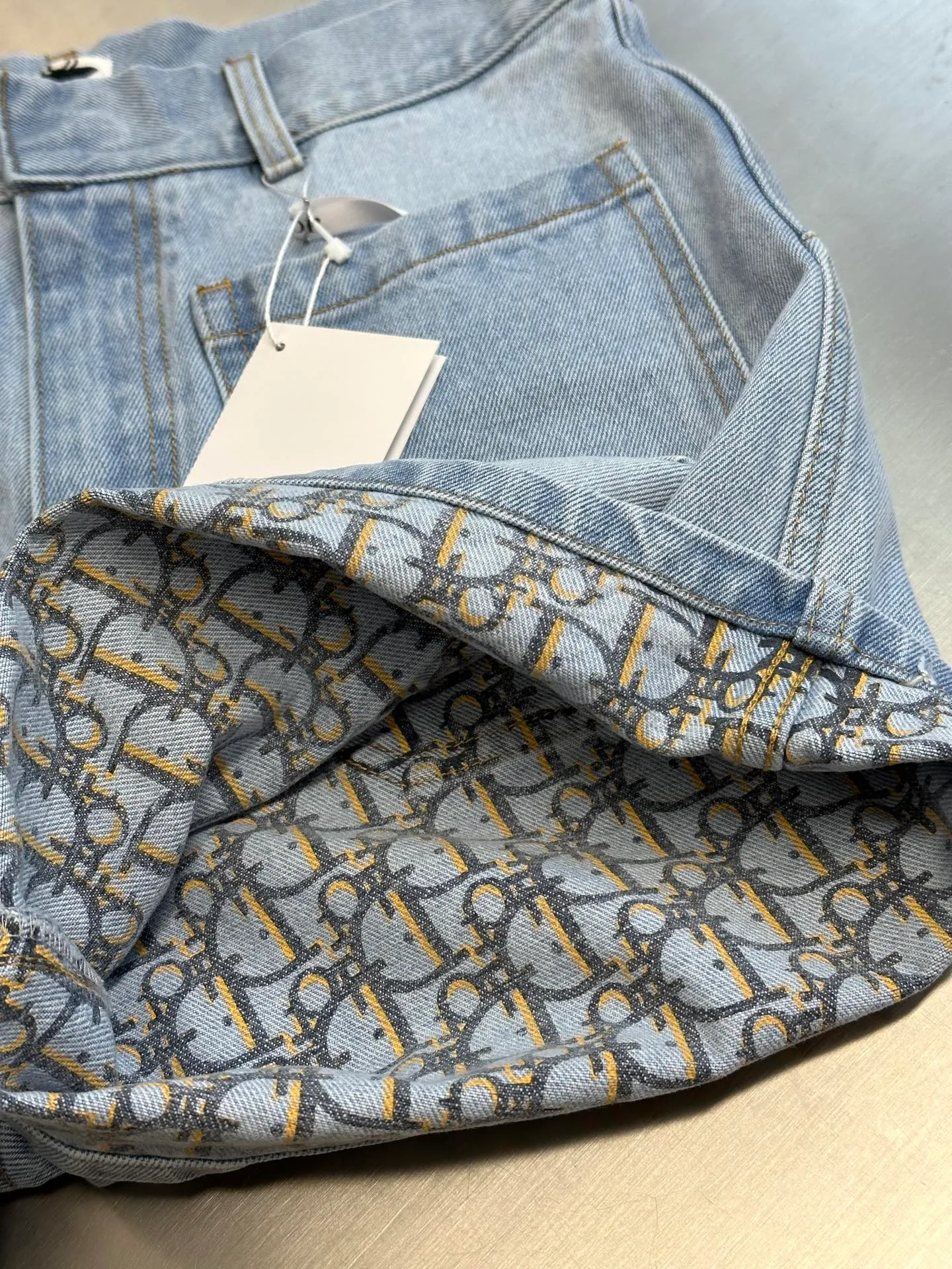 🅿️460 Dior Cuffed Denim Patch Pocket Shorts. These denim shorts are from the Dioriviera limited series and highlight fashion style. Crafted from light blue stonewashed cotton denim, it features practical front and rear patch pockets. A Christian Dior signature adds style to the back, while the interior is embellished with the classic Oblique print.  size：s m l