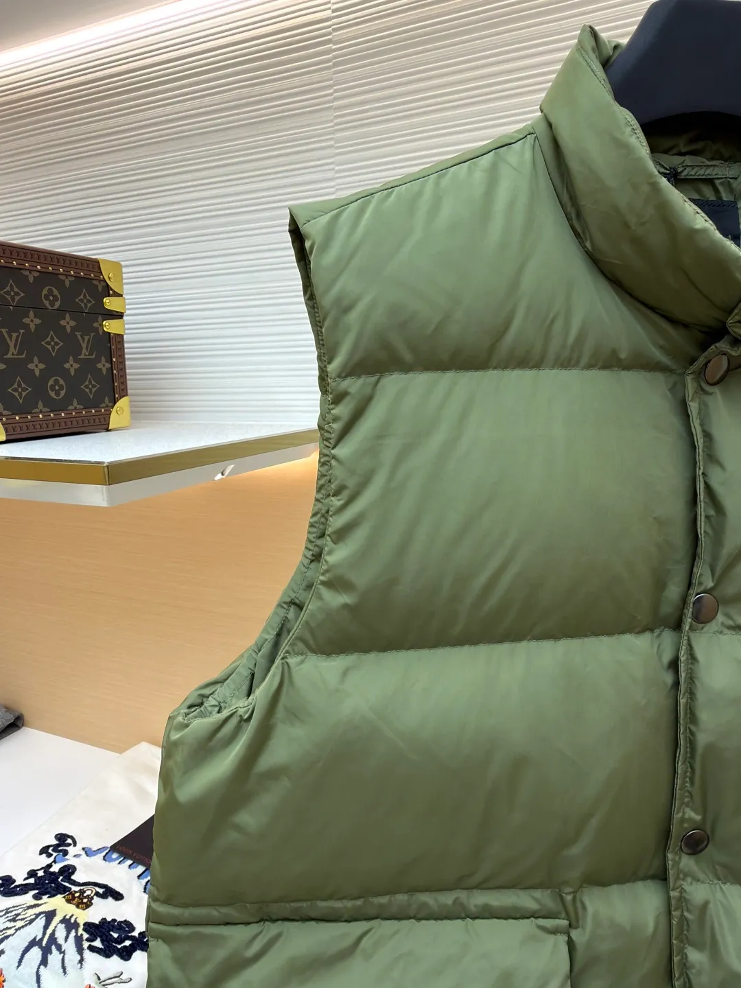 PRADA fabric triangle down vest ●Original version: Purchased and developed by 11909 ●Item number: 1681118-C10 ●Fabric: white duck down fabric ●Technology: patch production ●Version: fitted version ●Weight: about 430 grams ●Size: 46-48-50-52 ●Description: The brand's iconic regenerated nylon fabric is selected, which has the same performance as traditional nylon, with high strength, tear resistance, wear resistance and other characteristics. It is lightweight and waterproof, suitable for various scenarios. Anti-wrinkle, quick-drying and easy to maintain on a daily basis. The felt cloth material is flatly fixed on the stamping machine table. Under the control of the ground controller, the upper mold is driven to move downward at extremely high speed and pressure. The sharp edge under pressure cuts off the felt cloth fibers instantly and cleanly like a paper knife. The whole process is completed within milliseconds. Through precise calculation, the triangle shape with no burrs and brushed edges is formed. It uses 90 white duck down with a weight of 160g to ensure excellent thermal insulation performance. After strict screening and processing, the velvet is not easy to drill, ensuring durability. The overall wiring is straight and delicate, the fabric is comfortable and soft, and the color is consistent without color difference. It can be matched with the same style to create a fashionable look and control various occasions. Customized accessories, complete with three standards, same style for men and women!