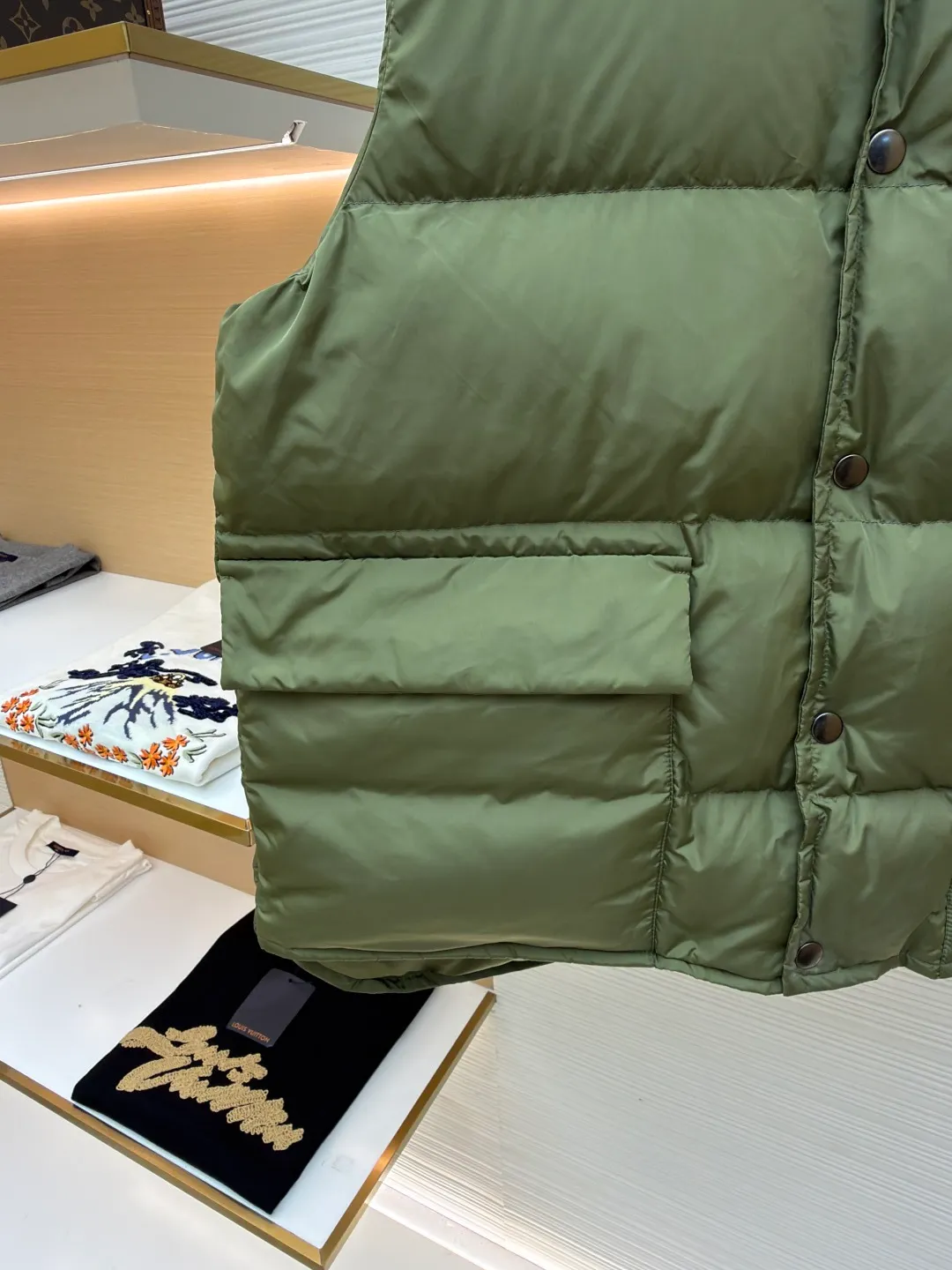 PRADA fabric triangle down vest ●Original version: Purchased and developed by 11909 ●Item number: 1681118-C10 ●Fabric: white duck down fabric ●Technology: patch production ●Version: fitted version ●Weight: about 430 grams ●Size: 46-48-50-52 ●Description: The brand's iconic regenerated nylon fabric is selected, which has the same performance as traditional nylon, with high strength, tear resistance, wear resistance and other characteristics. It is lightweight and waterproof, suitable for various scenarios. Anti-wrinkle, quick-drying and easy to maintain on a daily basis. The felt cloth material is flatly fixed on the stamping machine table. Under the control of the ground controller, the upper mold is driven to move downward at extremely high speed and pressure. The sharp edge under pressure cuts off the felt cloth fibers instantly and cleanly like a paper knife. The whole process is completed within milliseconds. Through precise calculation, the triangle shape with no burrs and brushed edges is formed. It uses 90 white duck down with a weight of 160g to ensure excellent thermal insulation performance. After strict screening and processing, the velvet is not easy to drill, ensuring durability. The overall wiring is straight and delicate, the fabric is comfortable and soft, and the color is consistent without color difference. It can be matched with the same style to create a fashionable look and control various occasions. Customized accessories, complete with three standards, same style for men and women!