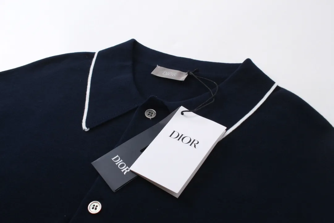 🅿️220 Correct version of high-quality CD/2024ss Polo sweater in dark blue with classic CD Icon logo embroidery to enhance style. Crafted from wool, cashmere and silk-blend jersey, it has contrasting white pinstripes on the collar. Wear it with Dior Essentials pieces for a classic look. Same style for men and women Size: XS-L