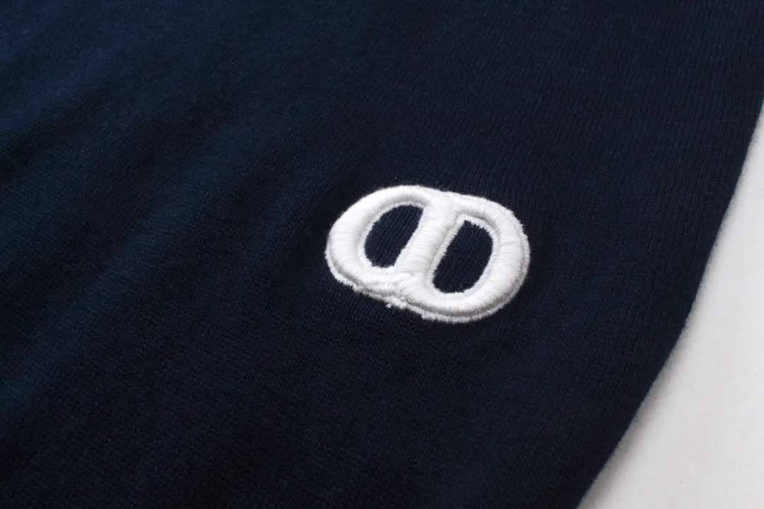🅿️220 Correct version of high-quality CD/2024ss Polo sweater in dark blue with classic CD Icon logo embroidery to enhance style. Crafted from wool, cashmere and silk-blend jersey, it has contrasting white pinstripes on the collar. Wear it with Dior Essentials pieces for a classic look. Same style for men and women Size: XS-L